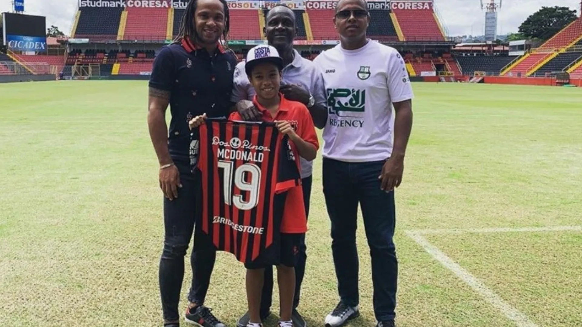 Padres de familia se ensañan en partido infantil contra hermanito de Jonathan McDonald