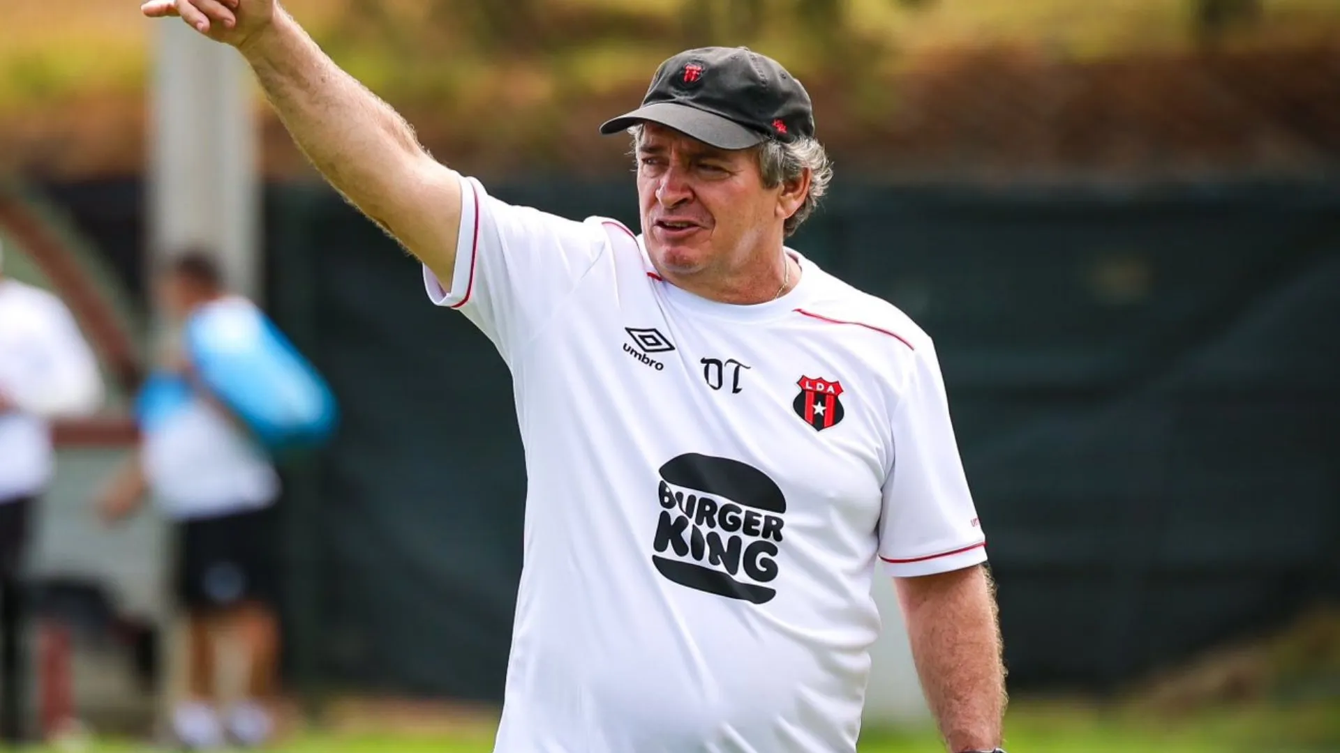 Oscar Ramírez en el entrenamiento de Alajuelense.