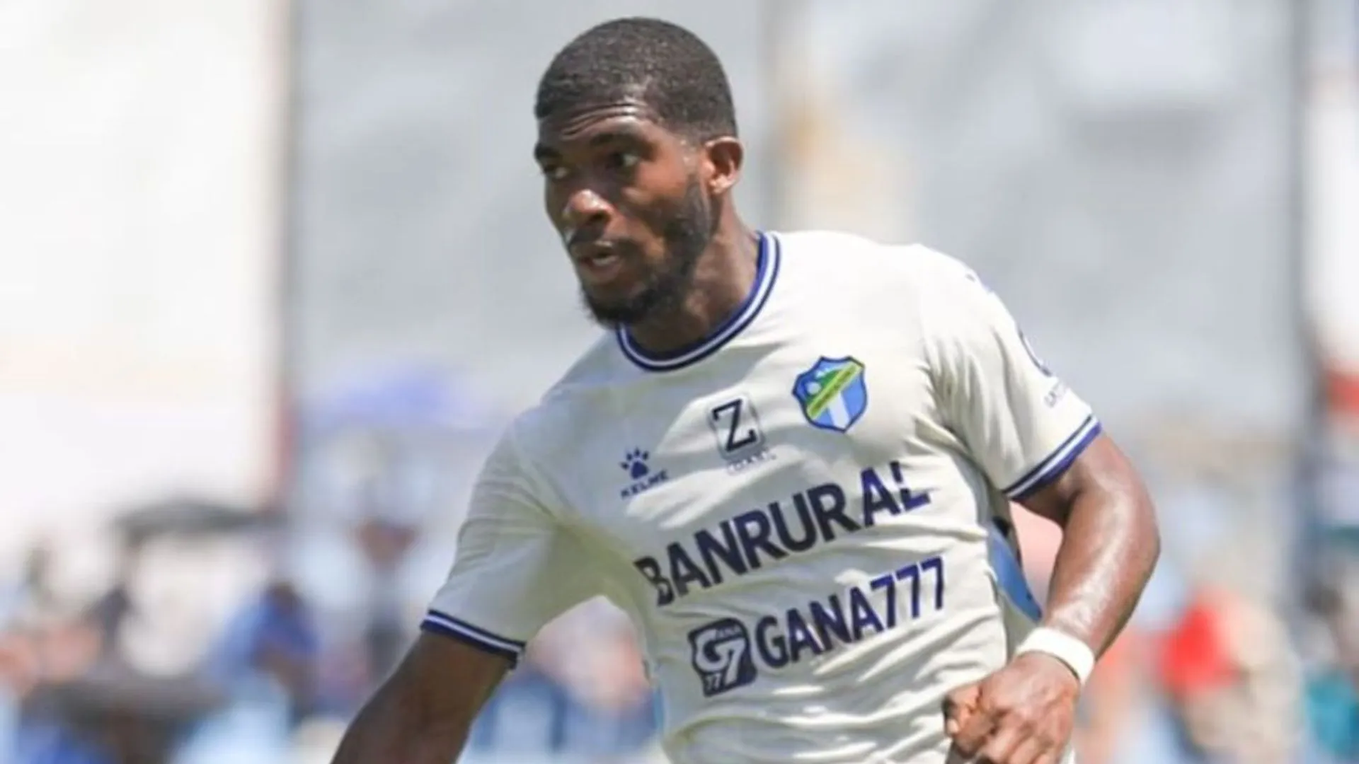 Azarías Londoño con la camisa de Comunicaciones.