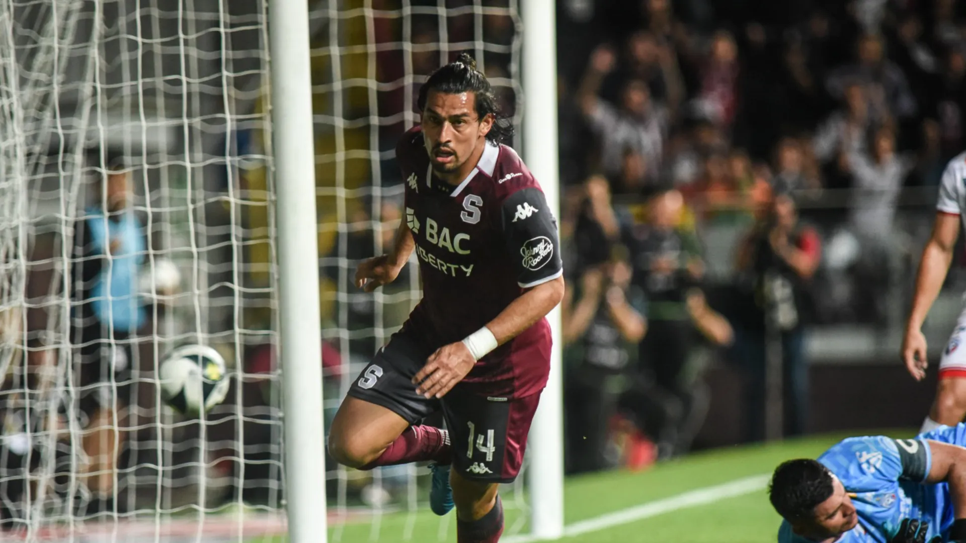 Christian Bolaños pone en suspenso el presente de Ariel Rodríguez en Saprissa
