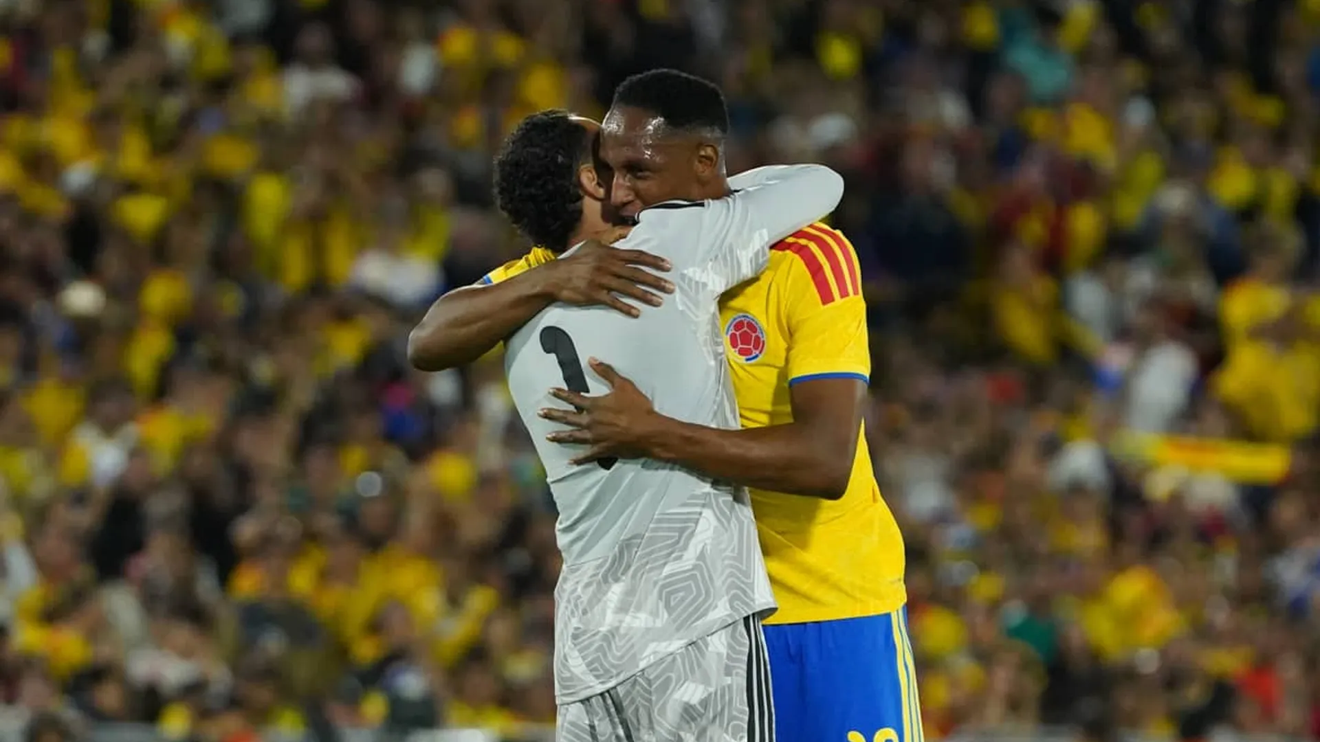 Un jugador de Colombia abraza a un rival de Costa Rica.