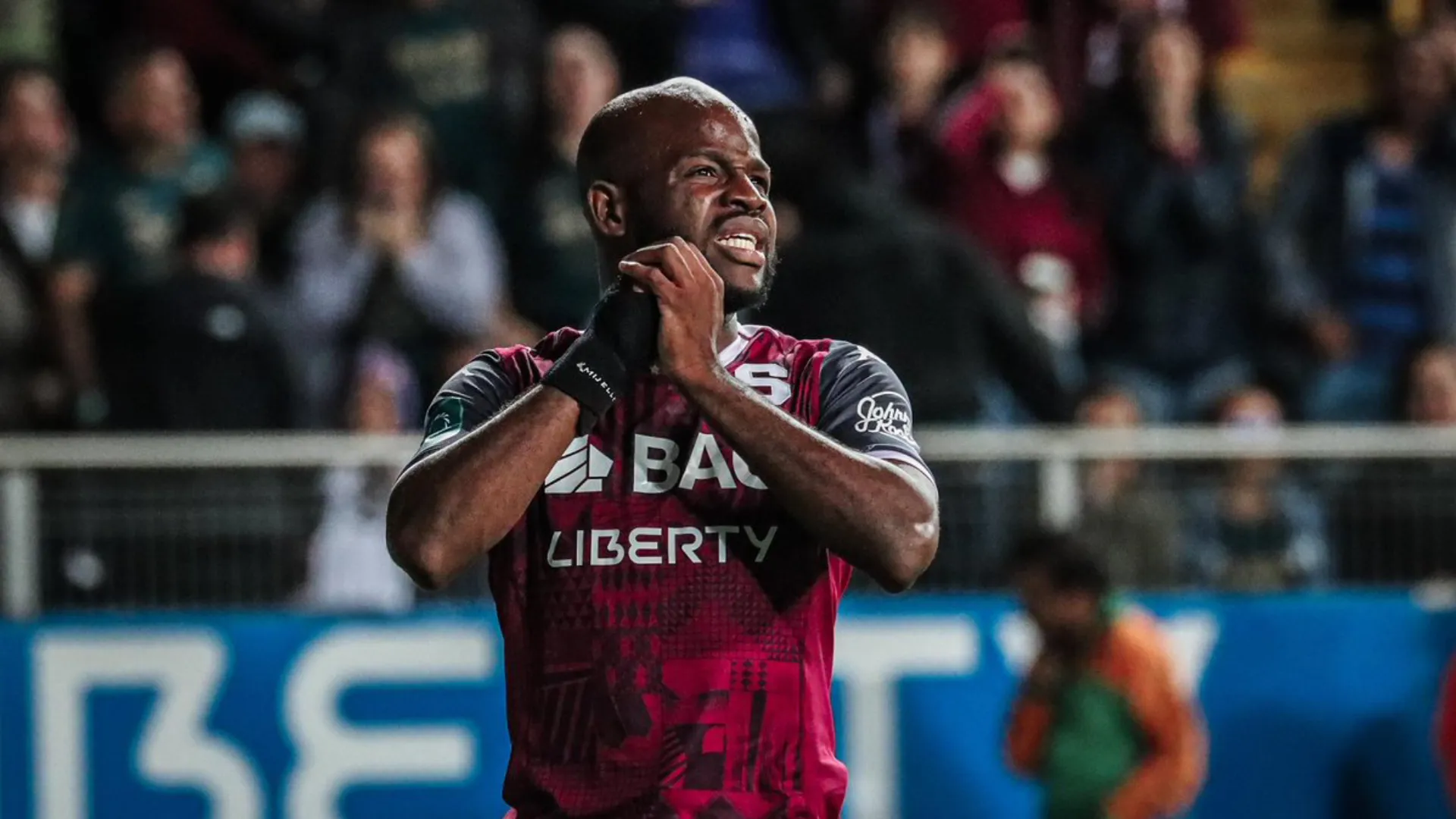 Javon East en problemas: lo echaron de Saprissa y puede quedarse sin nada
