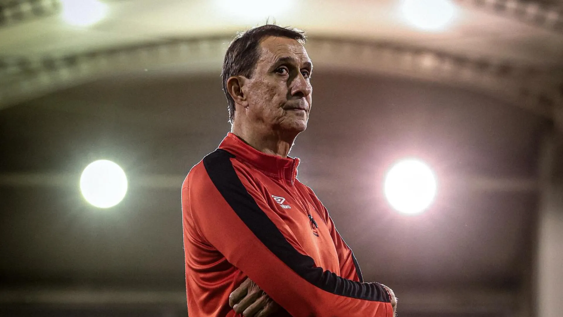 Sin lugar en el equipo, Guimaraes le marca la salida a otro jugador de Alajuelense
