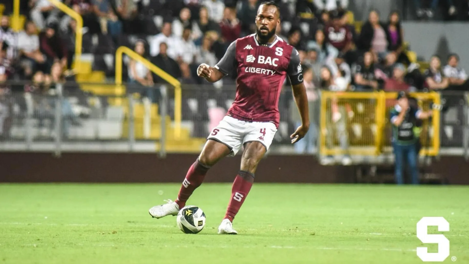 Un pase que sorprende: Kendall Waston deja atónito a Saprissa y Costa Rica