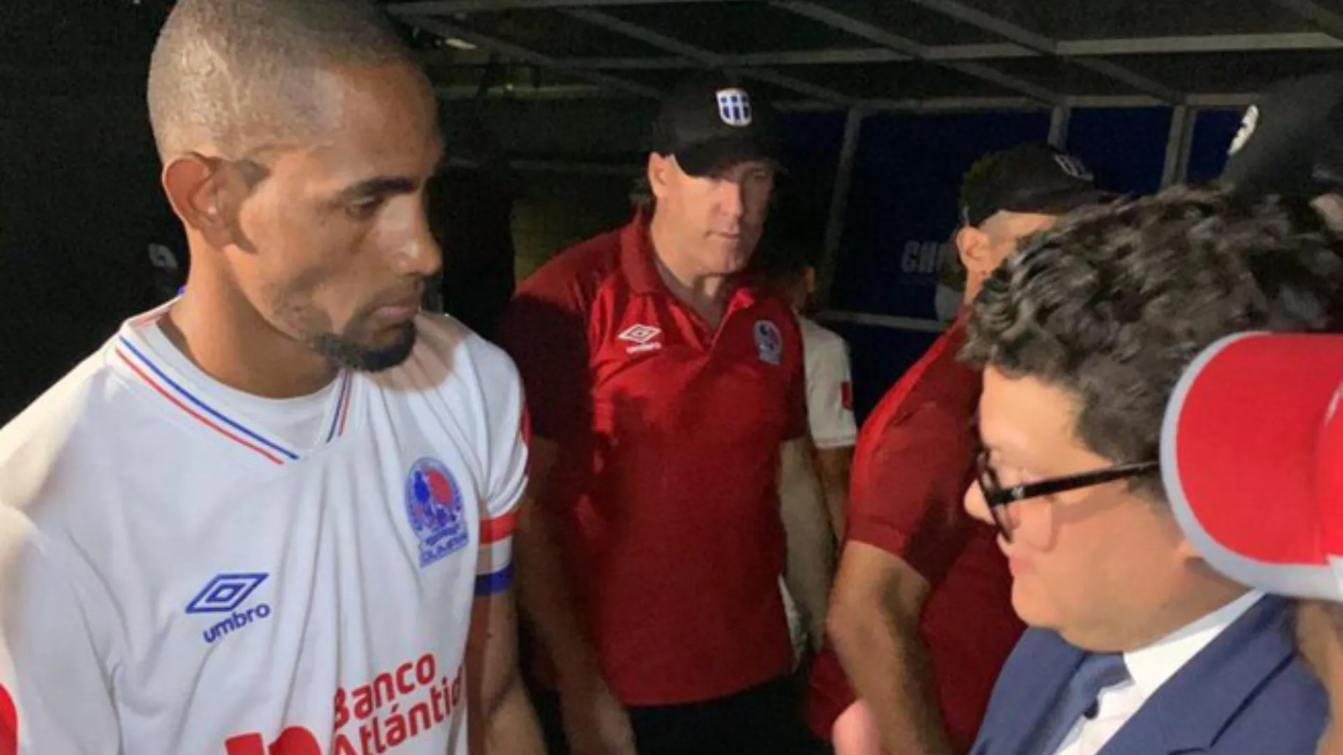 Jerry Bengtson no escondió su enojo tras el apagón en el juego de Olimpia vs UPNFM (Video)