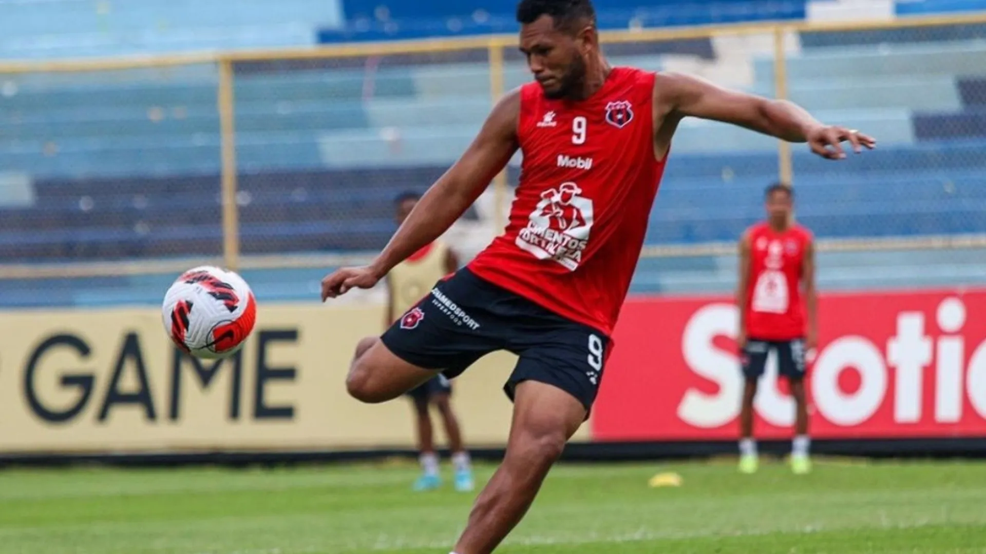 Rolando Blackburn quedó fuera de convocatoria este miércoles y envió polémico mensaje