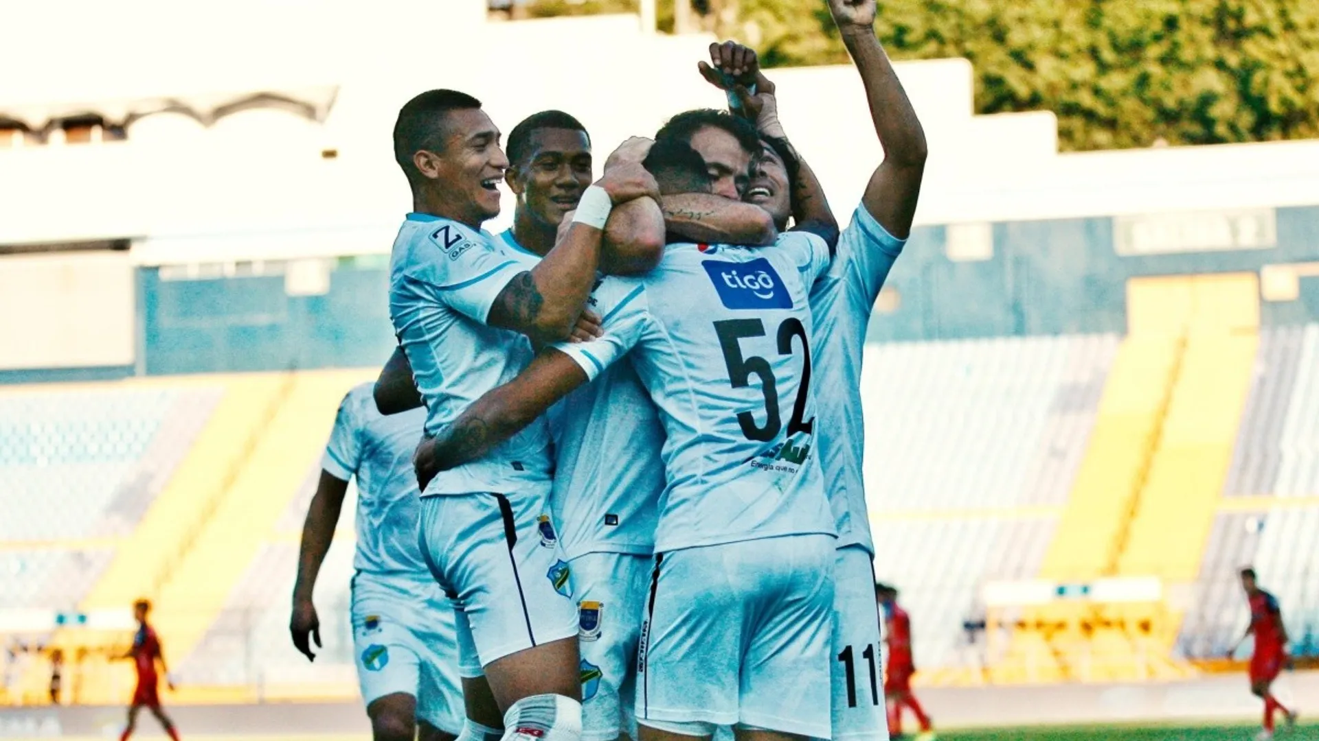 Comunicaciones goleó 3-0 a Municipal y se adjudicó el Clásico 312