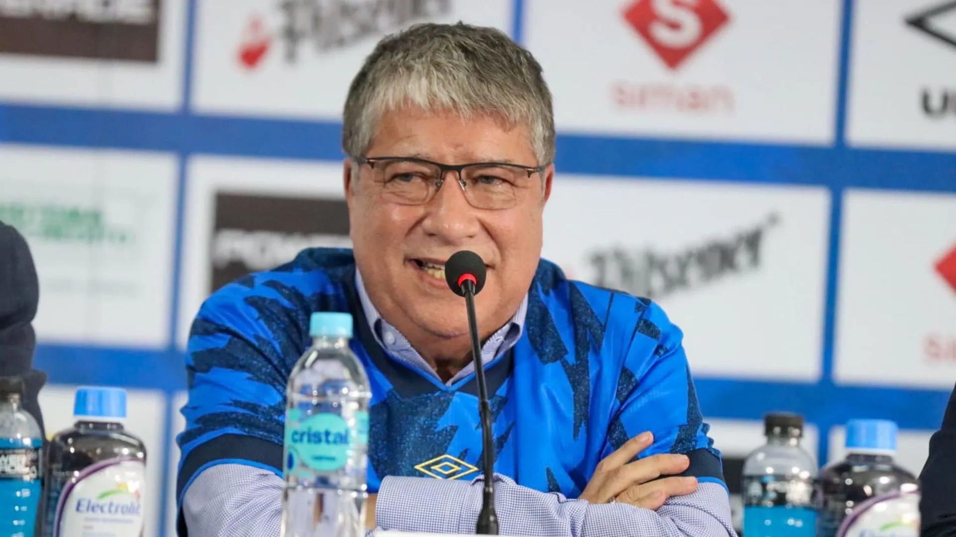 Bolillo Gómez en conferencia de prensa.