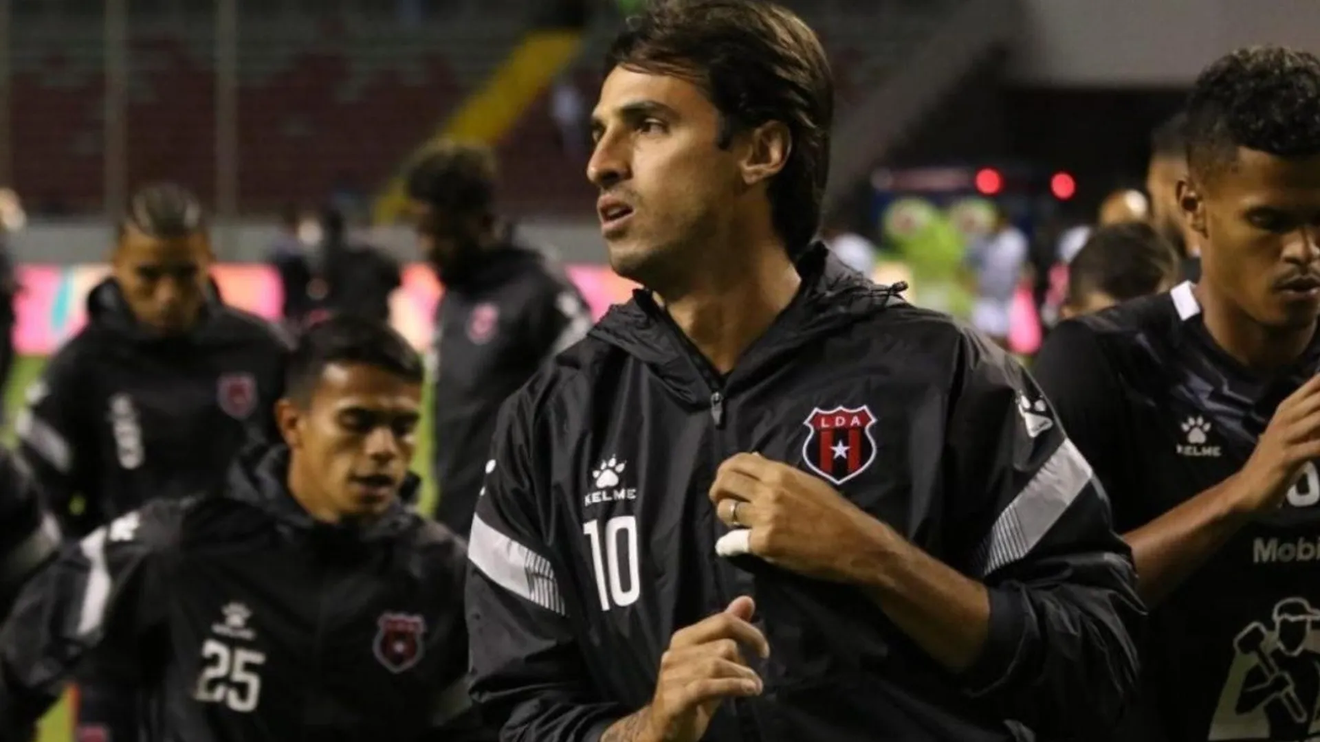 Bryan Ruiz pidió respaldar a Albert Rudé en Alajuelense