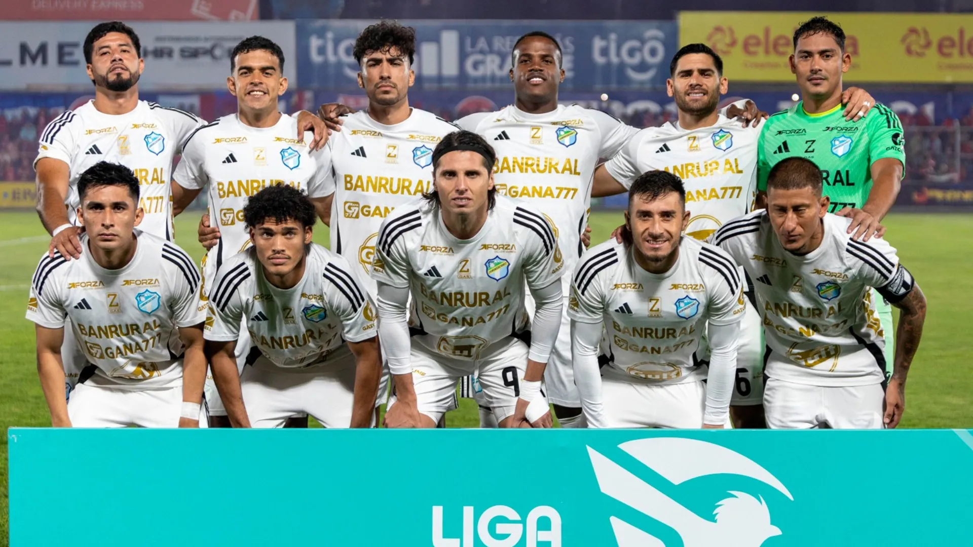 Sigue la limpia en Comunicaciones: El Fantasma Figueroa le muestra la salida a otro jugador