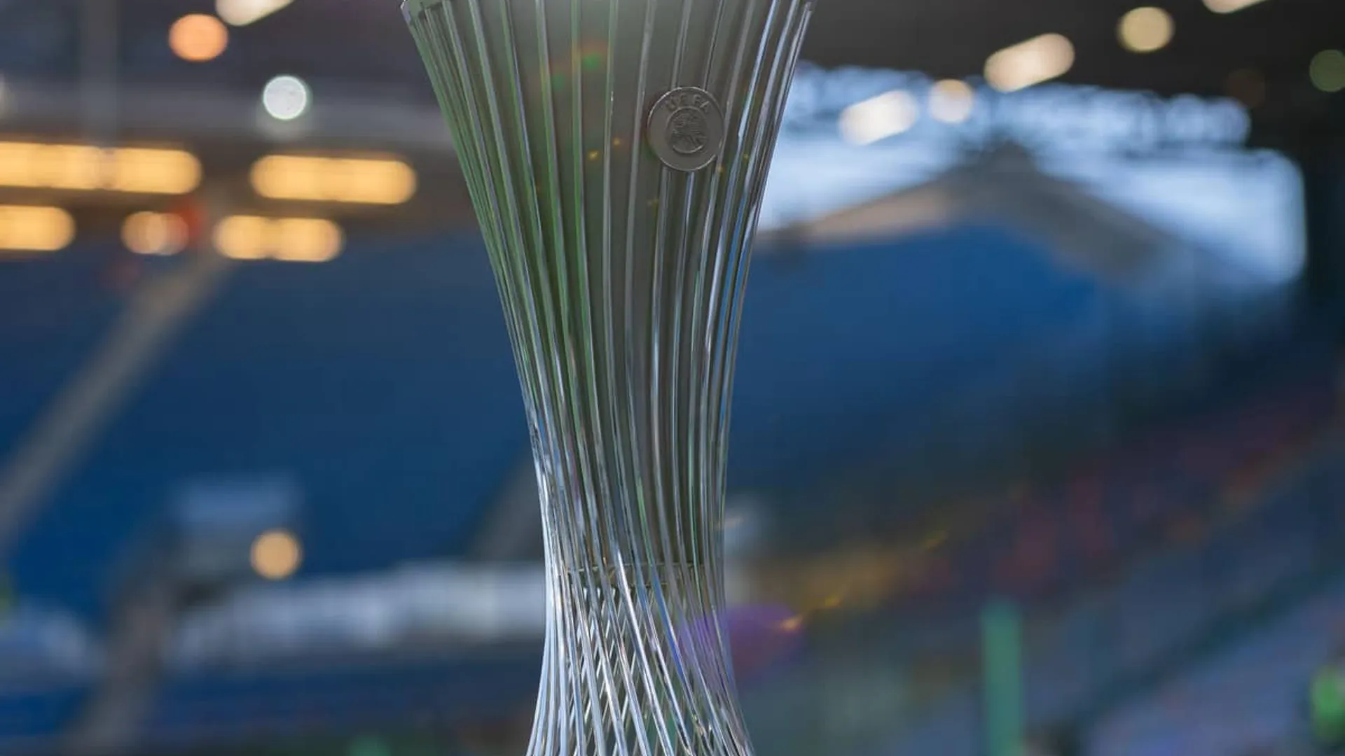 El trofeo de la Conference League.