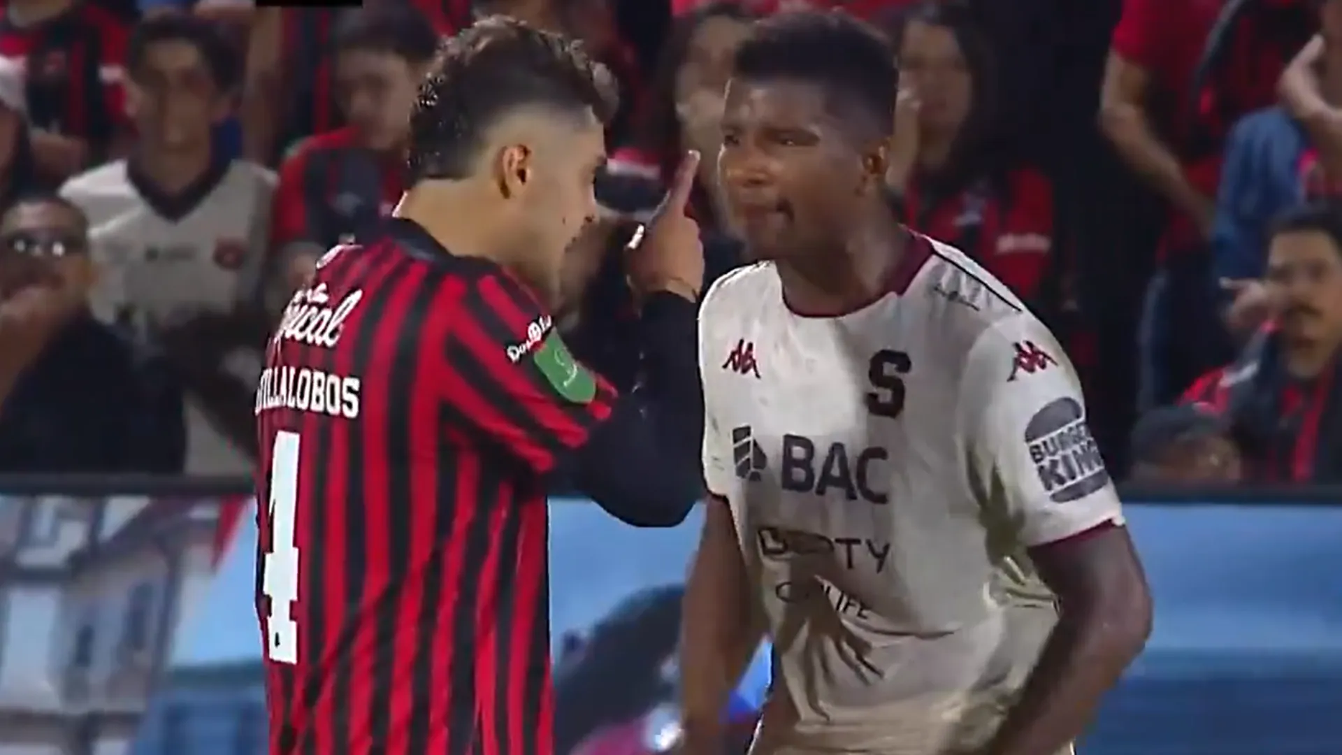 Se dijeron de todo: el tenso cruce entre Guillermo Villalobos y Fidel Escobar tras el golazo de Kenay Myrie para Saprissa