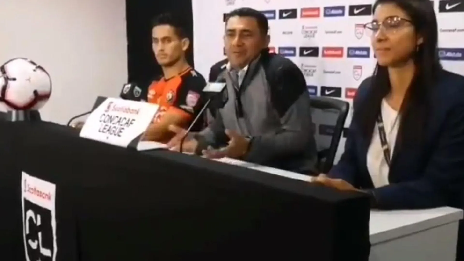 DT de Águila y periodista tico chocan en plena rueda de prensa de Liga Concacaf