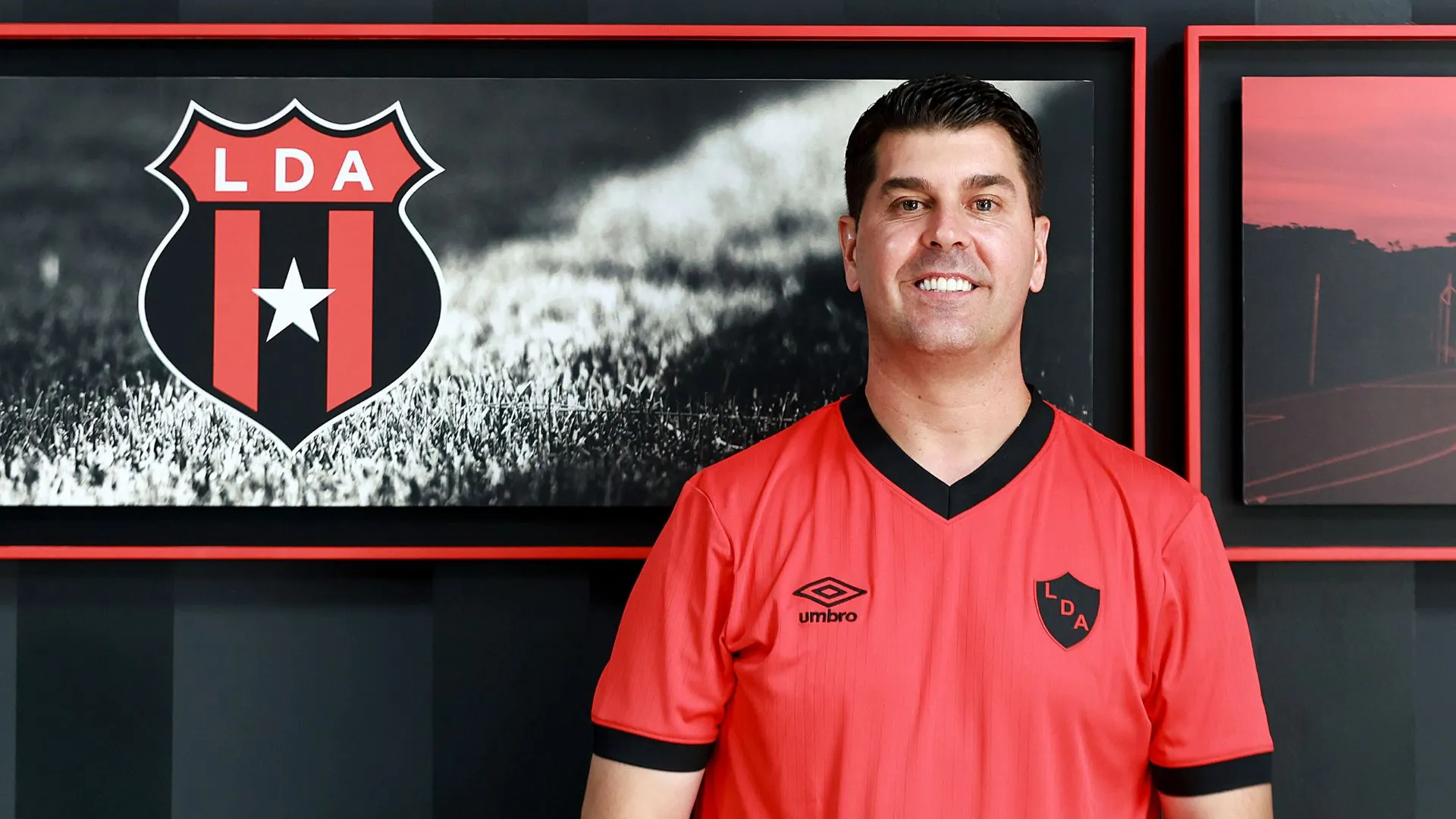 En contra de la afición: Ismael Rescalvo toma su primera decisón polémica como DT de Alajuelense