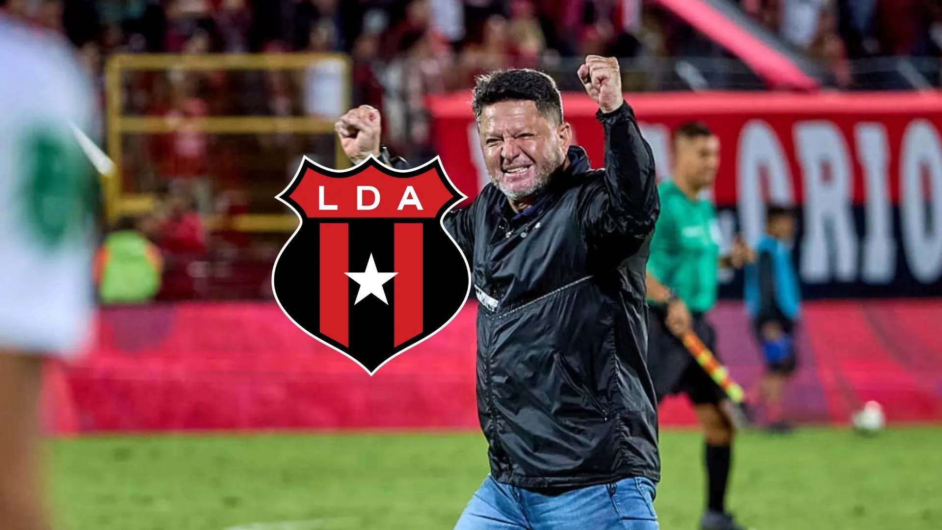 Jafet Soto festeja con los brazos en alto.