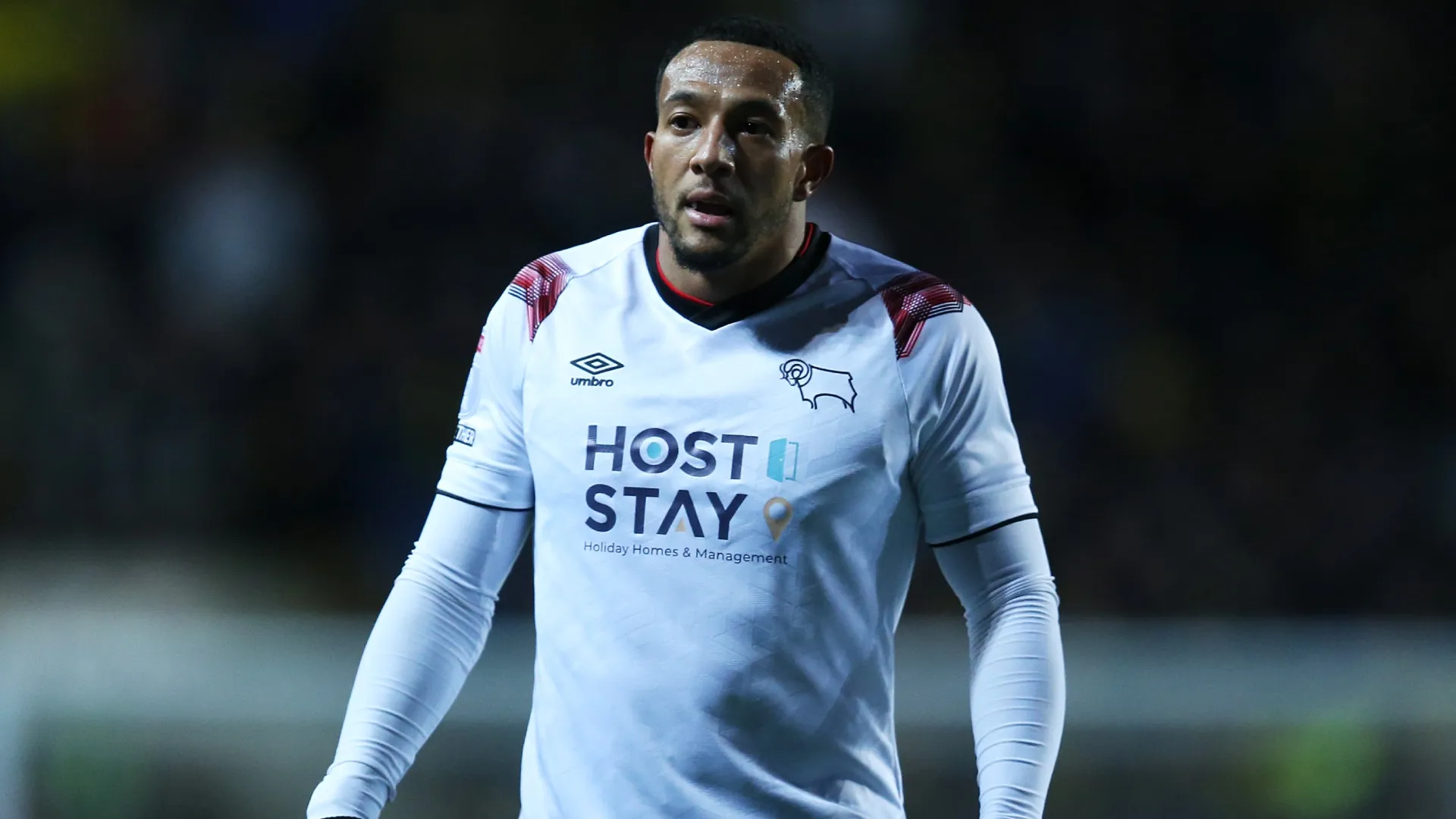 Nathaniel Méndez-Laing renueva contrato con Derby County