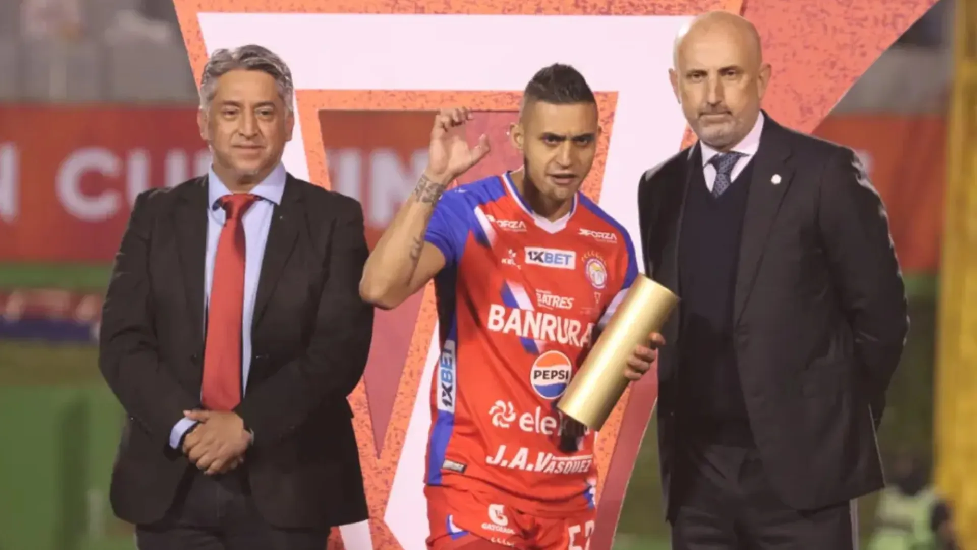 Enciende la polémica: Jorge Aparicio deja un gesto con el que lanza fuerte acusación contra Alajuelense y Concacaf