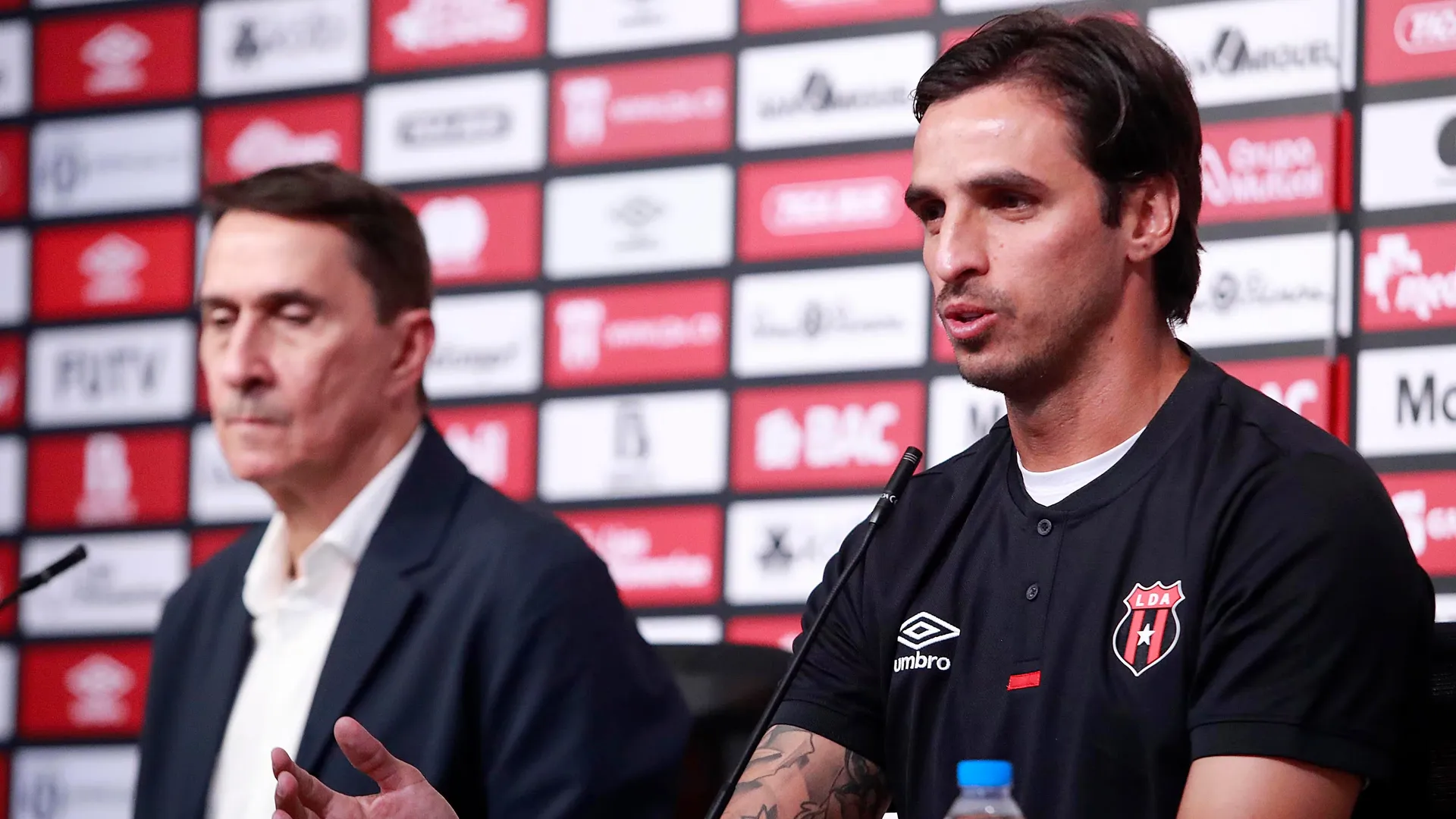 Bryan Ruiz todavía no extendió su contrato.