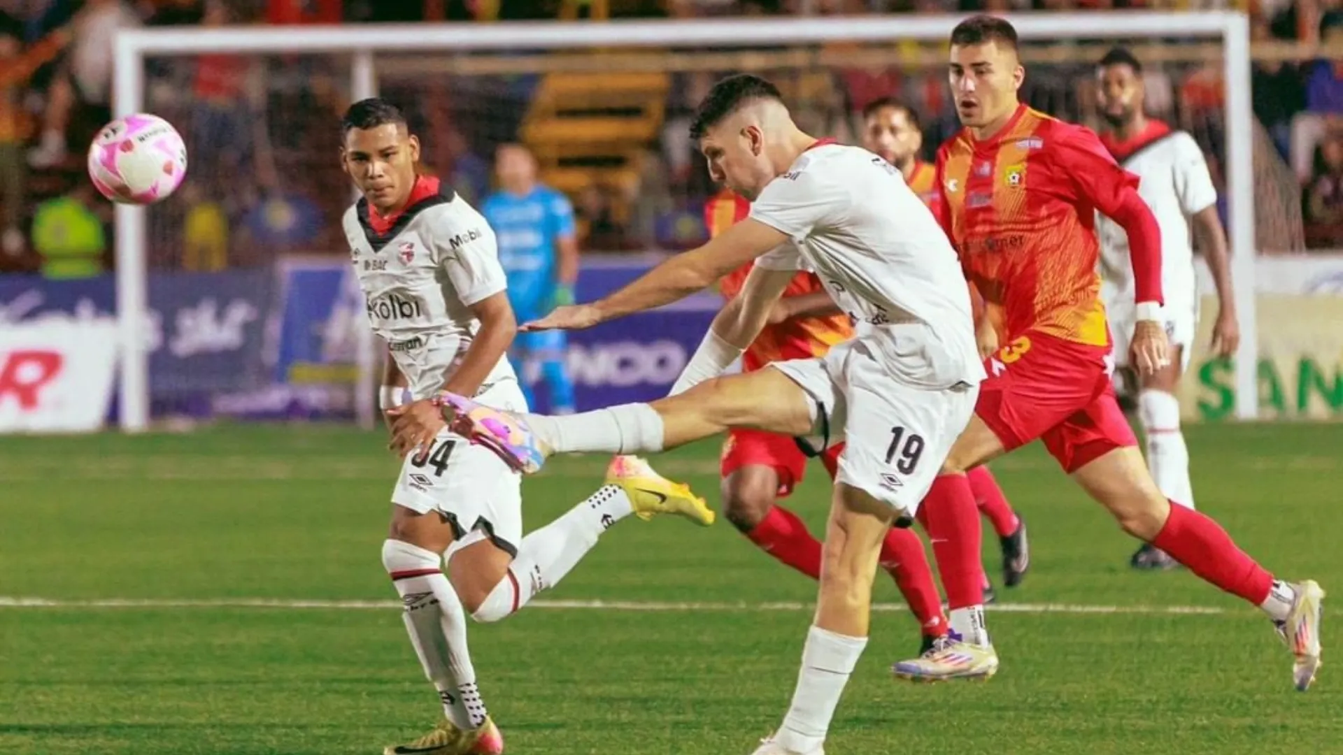 Desde Alajuelense le confirman la lesión de una figura de Herediano.