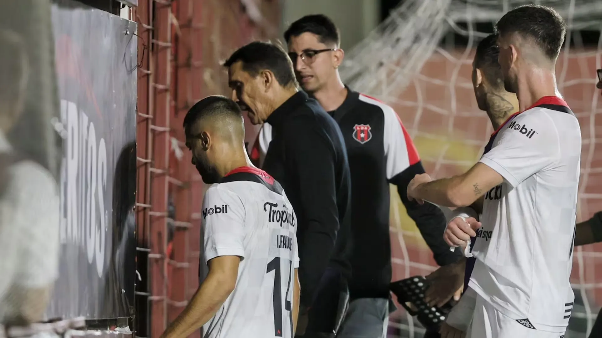 Alajuelense recibe un revés en el mercado.