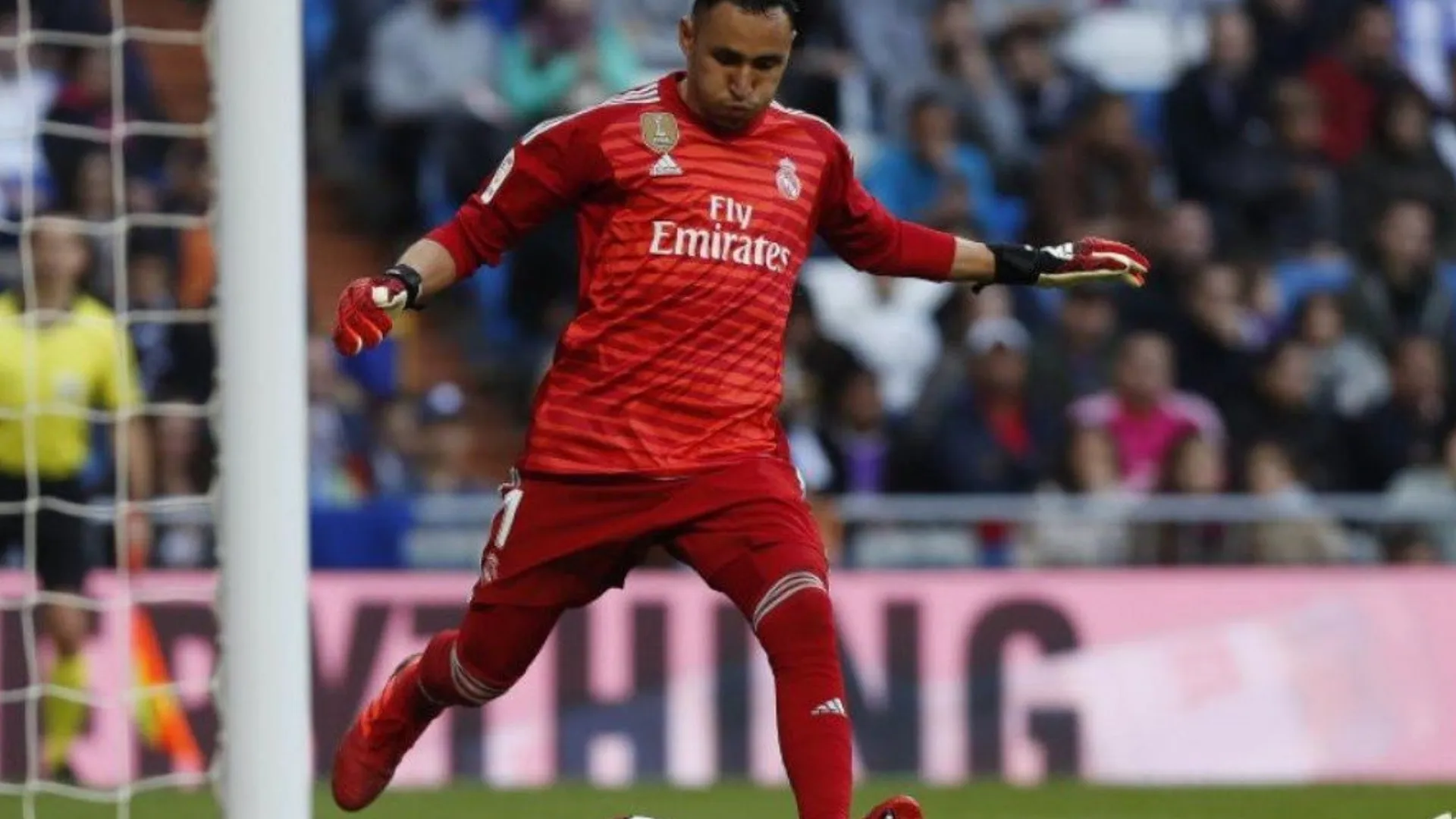 Keylor regaló sus guantes y mira quién es el nuevo dueño