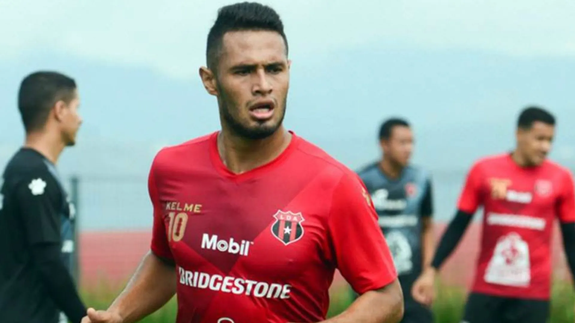 Un grande de Perú se interesa en Alex López