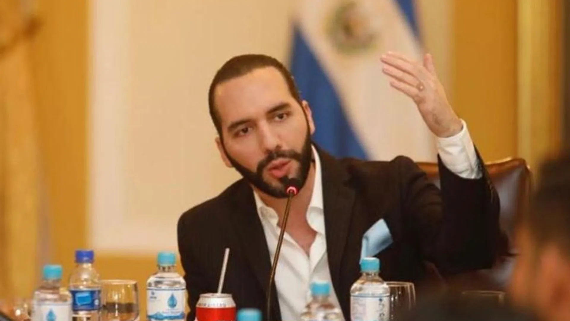 Nayib Bukele ordena proceder en contra de Tigo "con todo el peso de la ley"