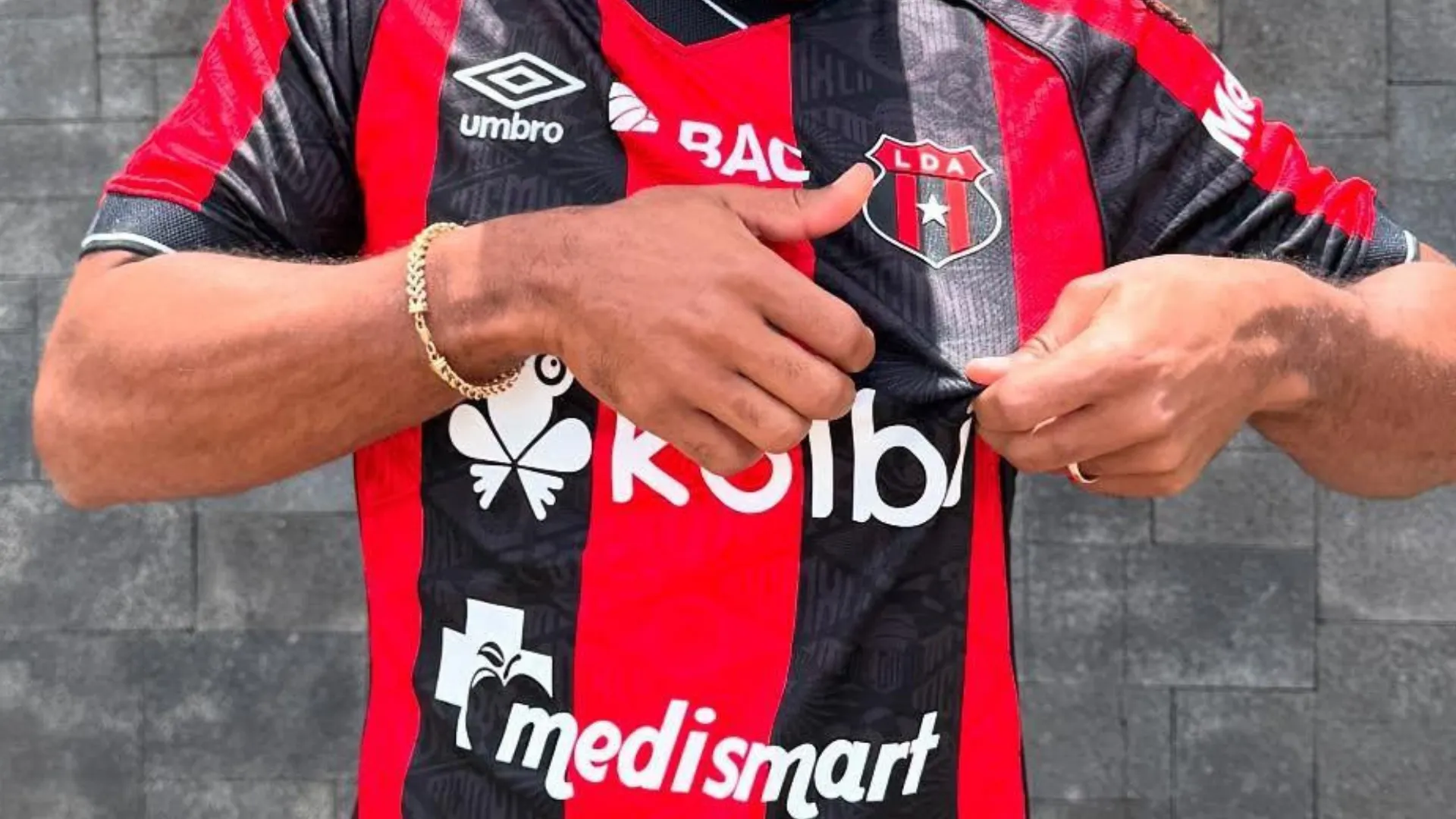 Lo que Guimaraes necesita: un goleador letal vuelve a ponerse la camiseta de Alajuelense y lanza un mensaje que enciende a la afición