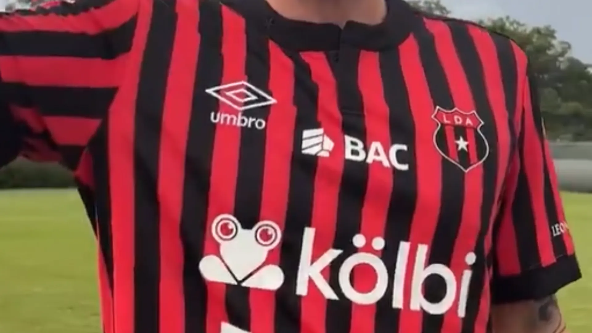 Regresa a Costa Rica: Alajuelense le da la bienvenida a una estrella internacional después de confirmar el fichaje de Ronaldo Cisneros