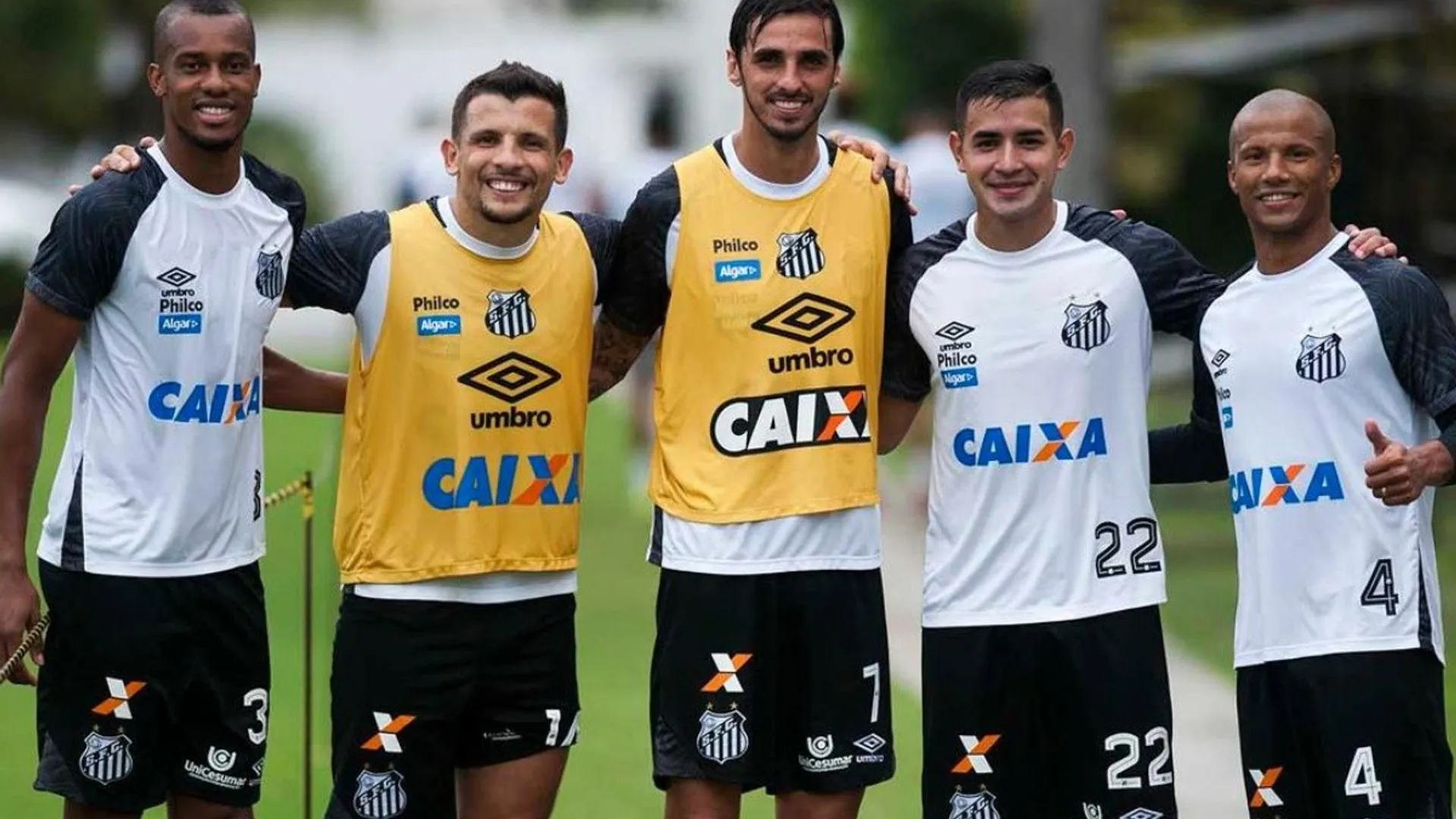Bryan Ruiz demostró que como cantante es un gran futbolista