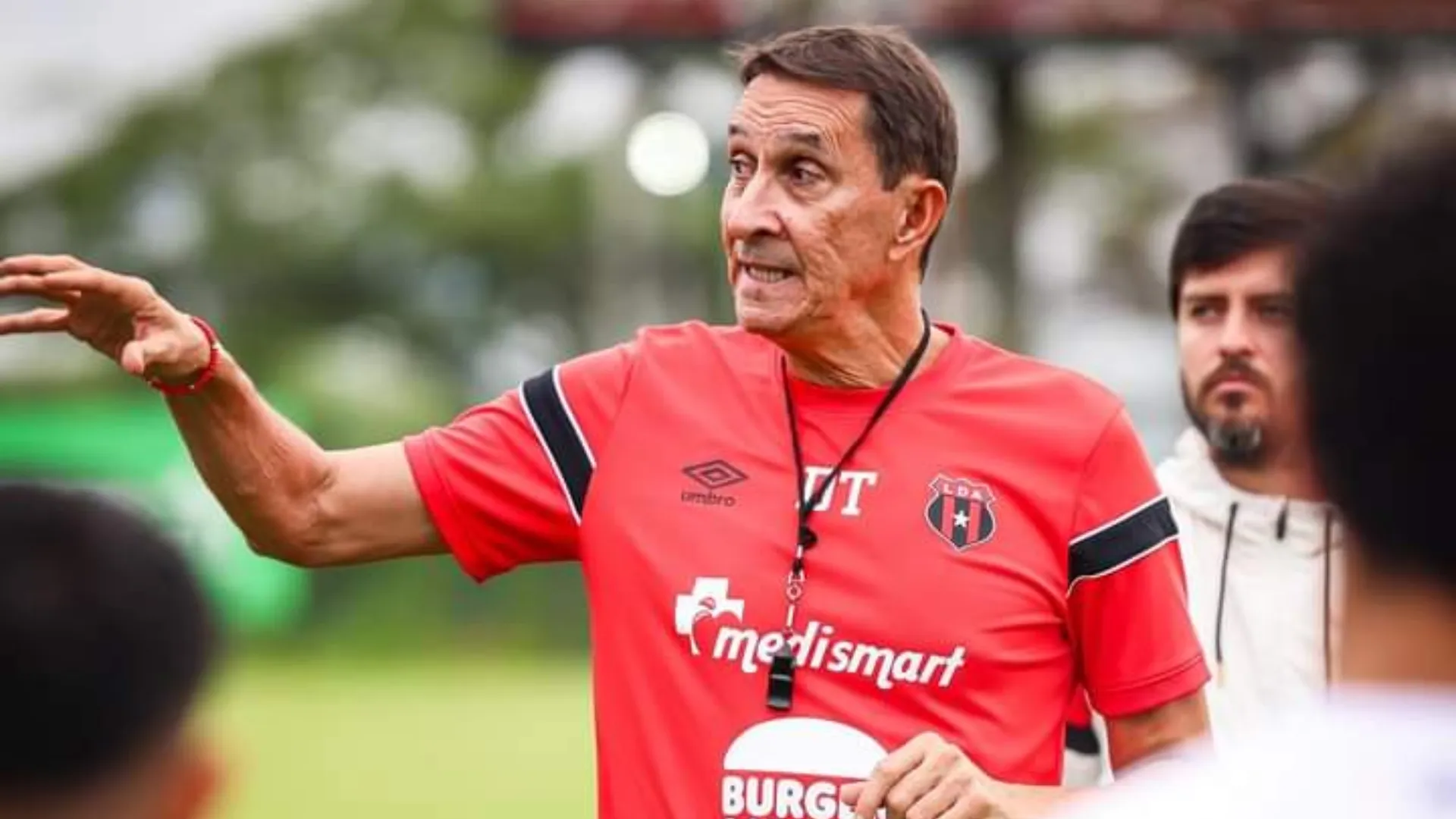 Alexandre Guimaraes pasa la escoba en Alajuelense.