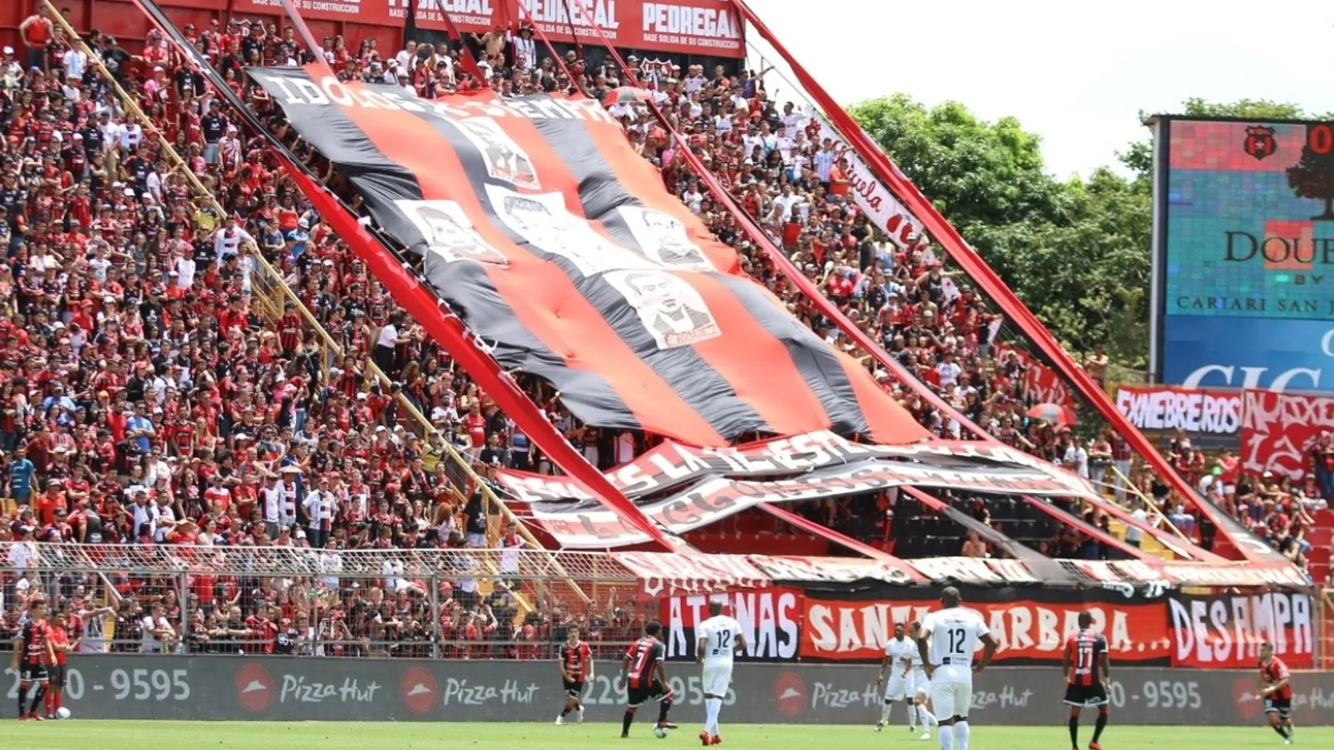 Alajuelense y su afición vuelven a encontrarse esta noche en "la Catedral"