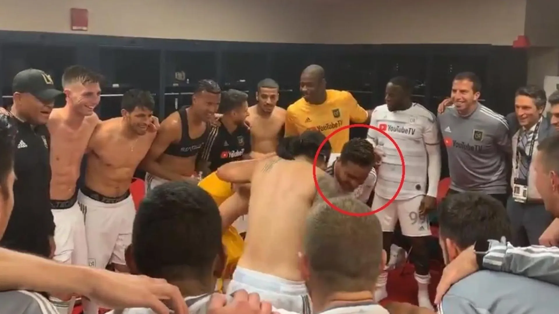 Video: El ‘ritual’ a Fito Zelaya tras su exitoso debut con Los Angeles Football Club
