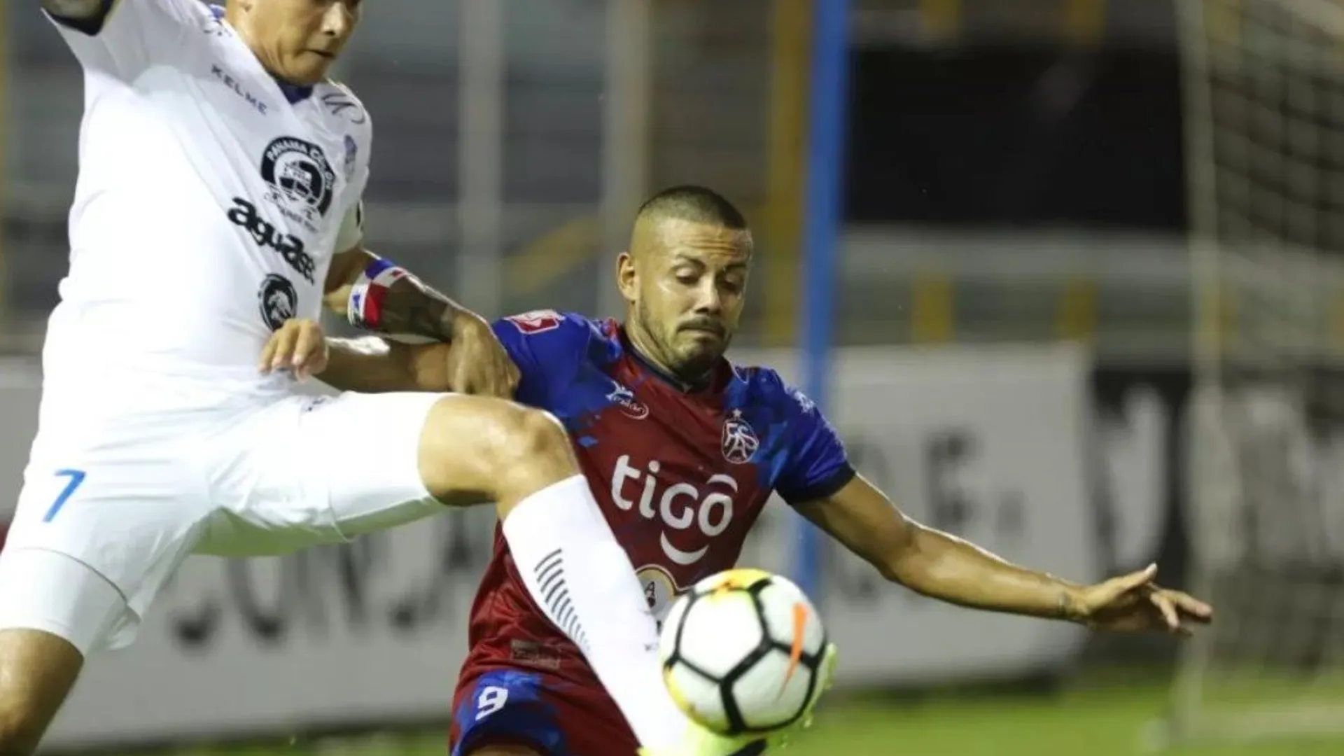 Golazo de Faber Gil dio triunfo al Árabe Unido en El Salvador