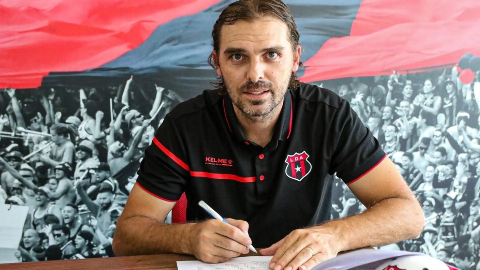 Carevic renueva su contrato con Alajuelense