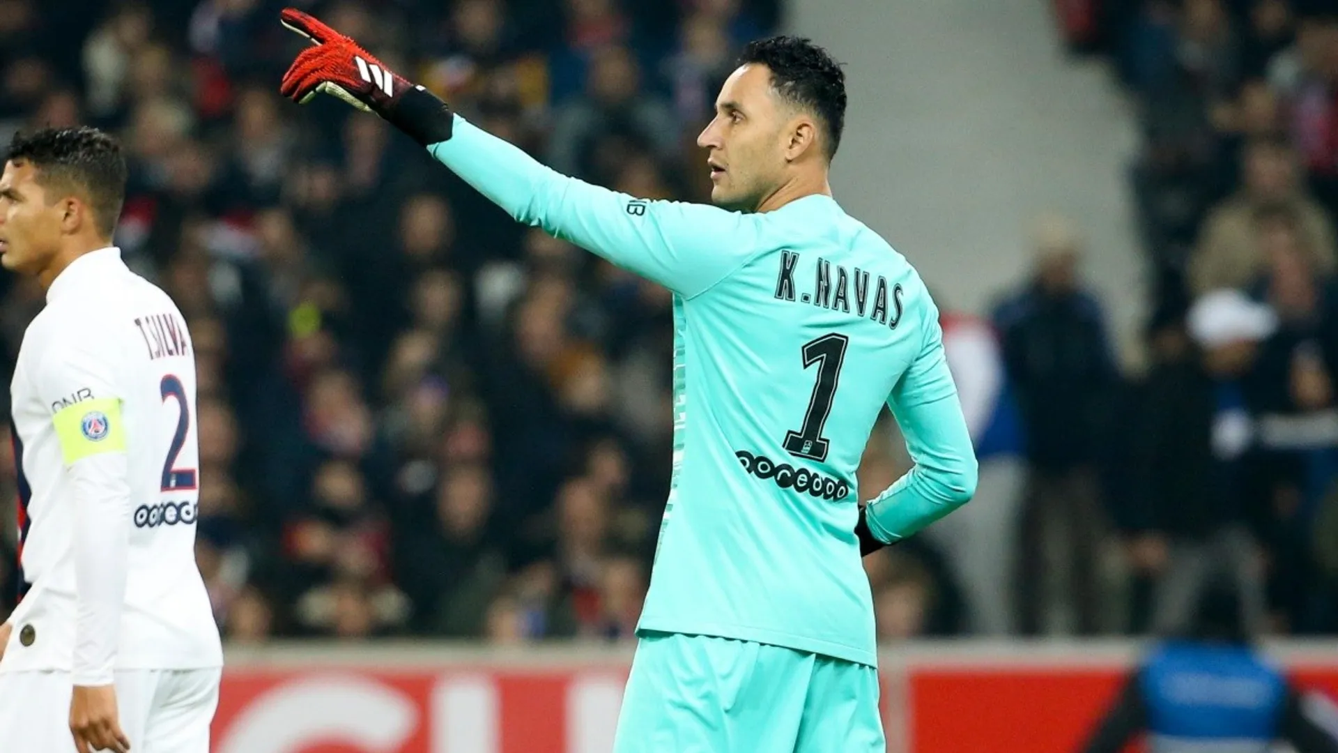 Keylor Navas tiene "las manos de Dios en el PSG" según prensa española