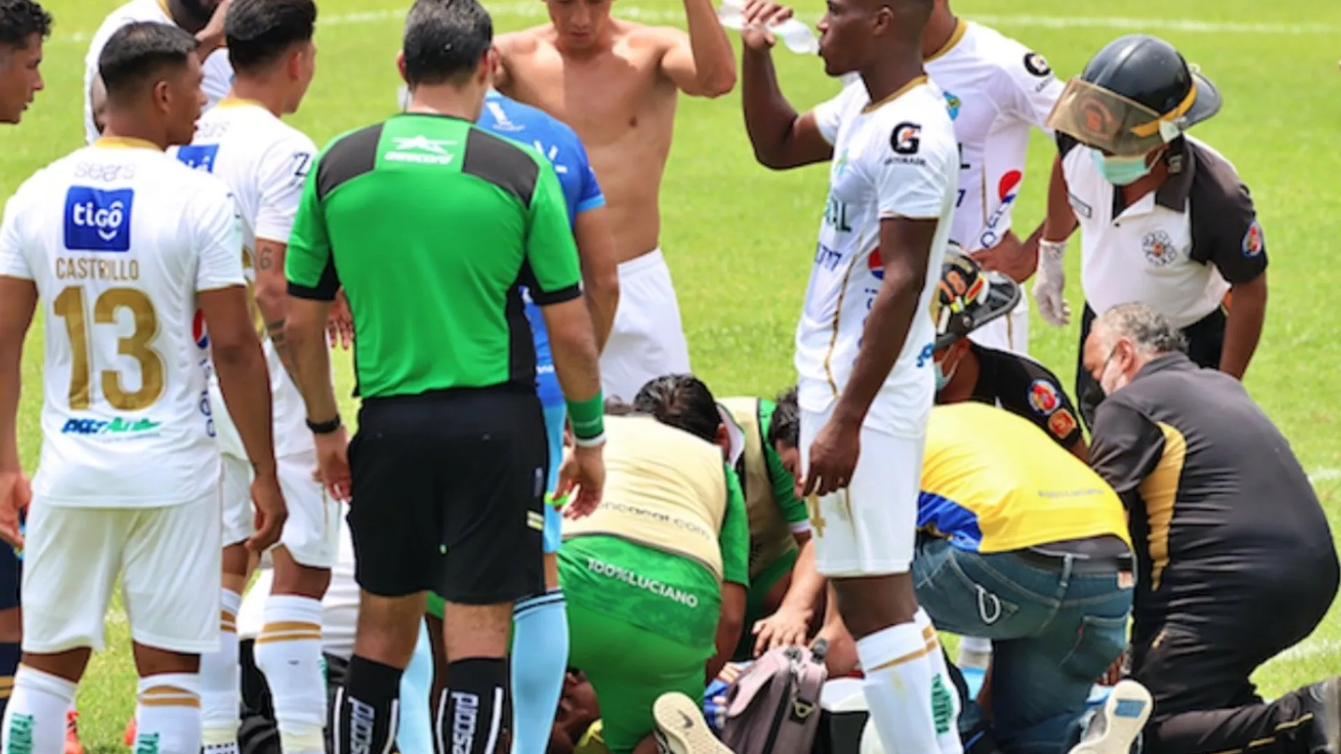 Jugador de Santa Lucía Cotzumalguapa se desploma en la cancha