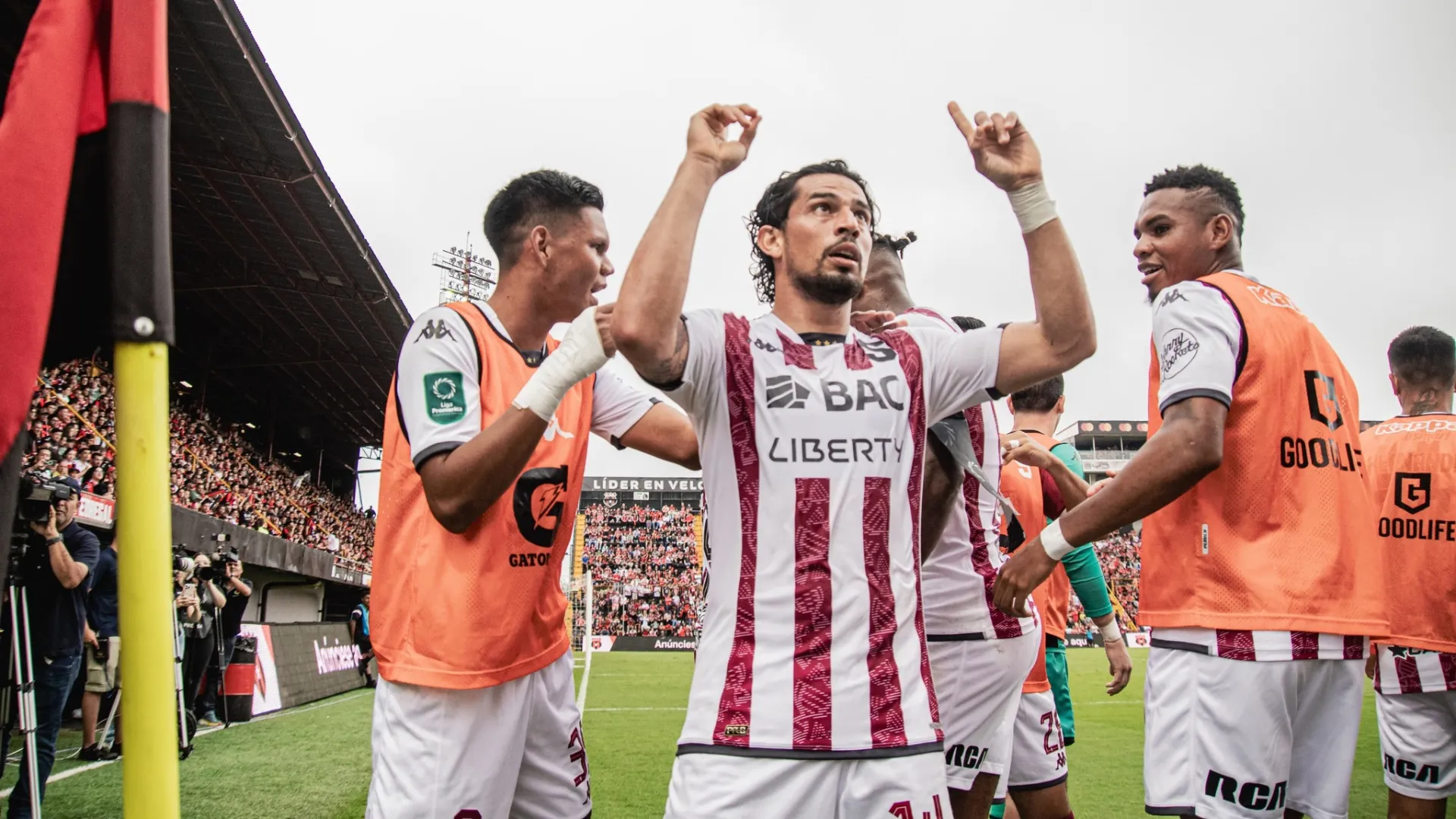 Ariel Rodríguez no se olvidó de nadie: cargó contra la afición y la directiva de Saprissa