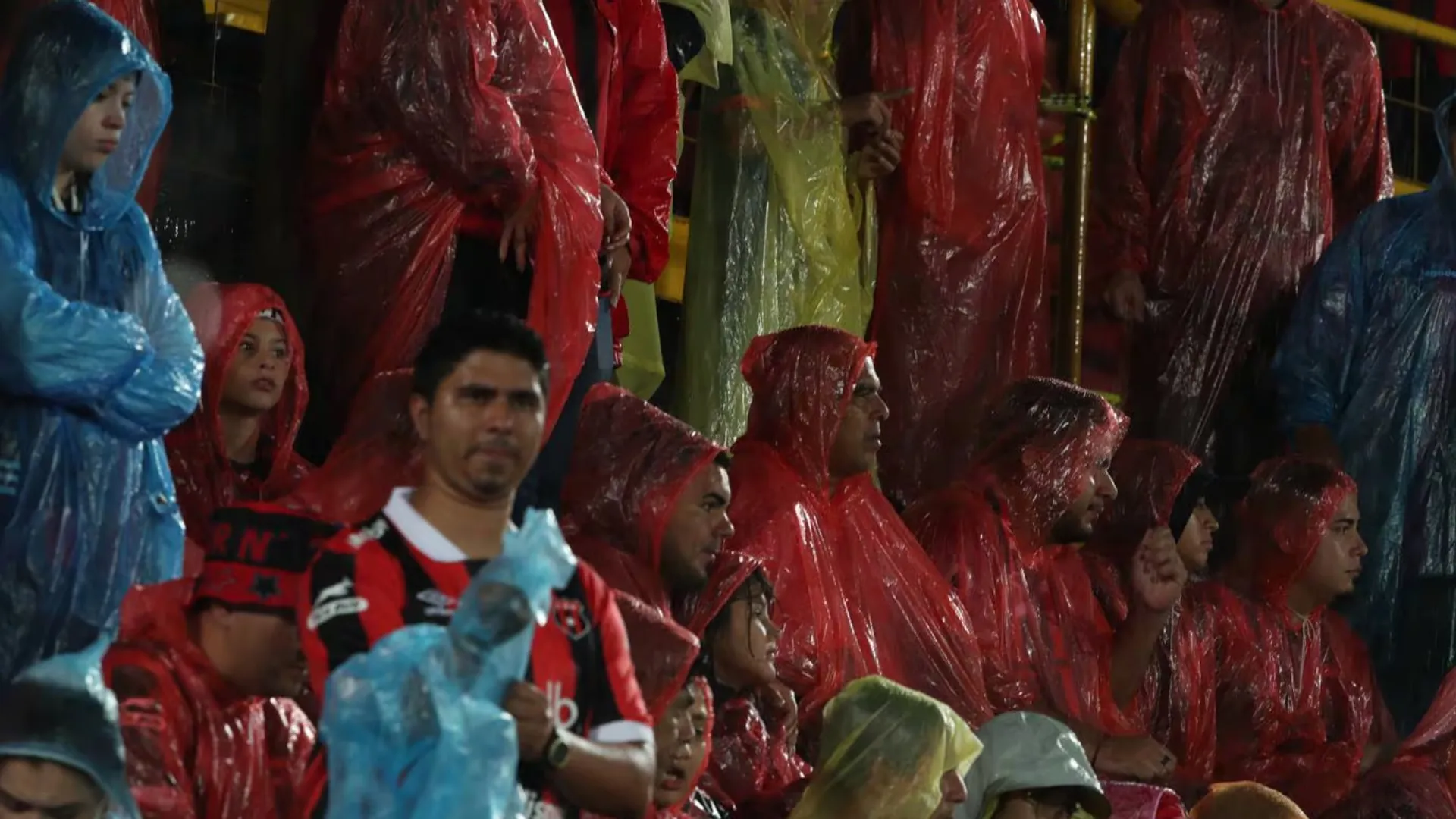 Tragedia en Alajuelense vs. Herediano: falleció un aficionado durante la semifinal en Costa Rica