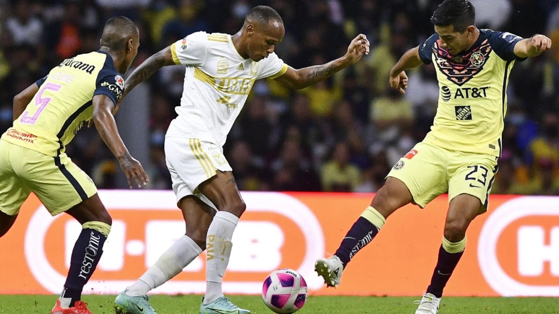 Chucho López volvió a ser titular con América