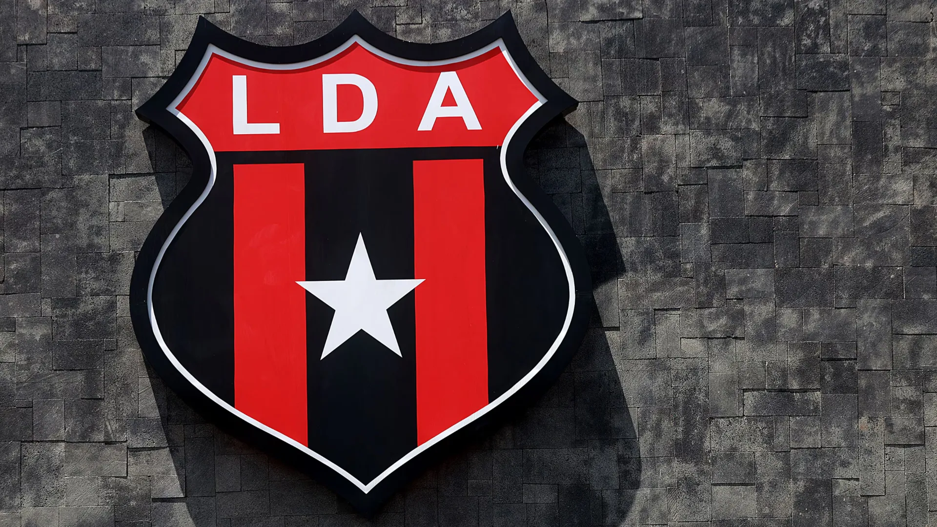 Dolor en Alajuelense: muere ex futbolista que escribió un capítulo fundamental en la historia del club