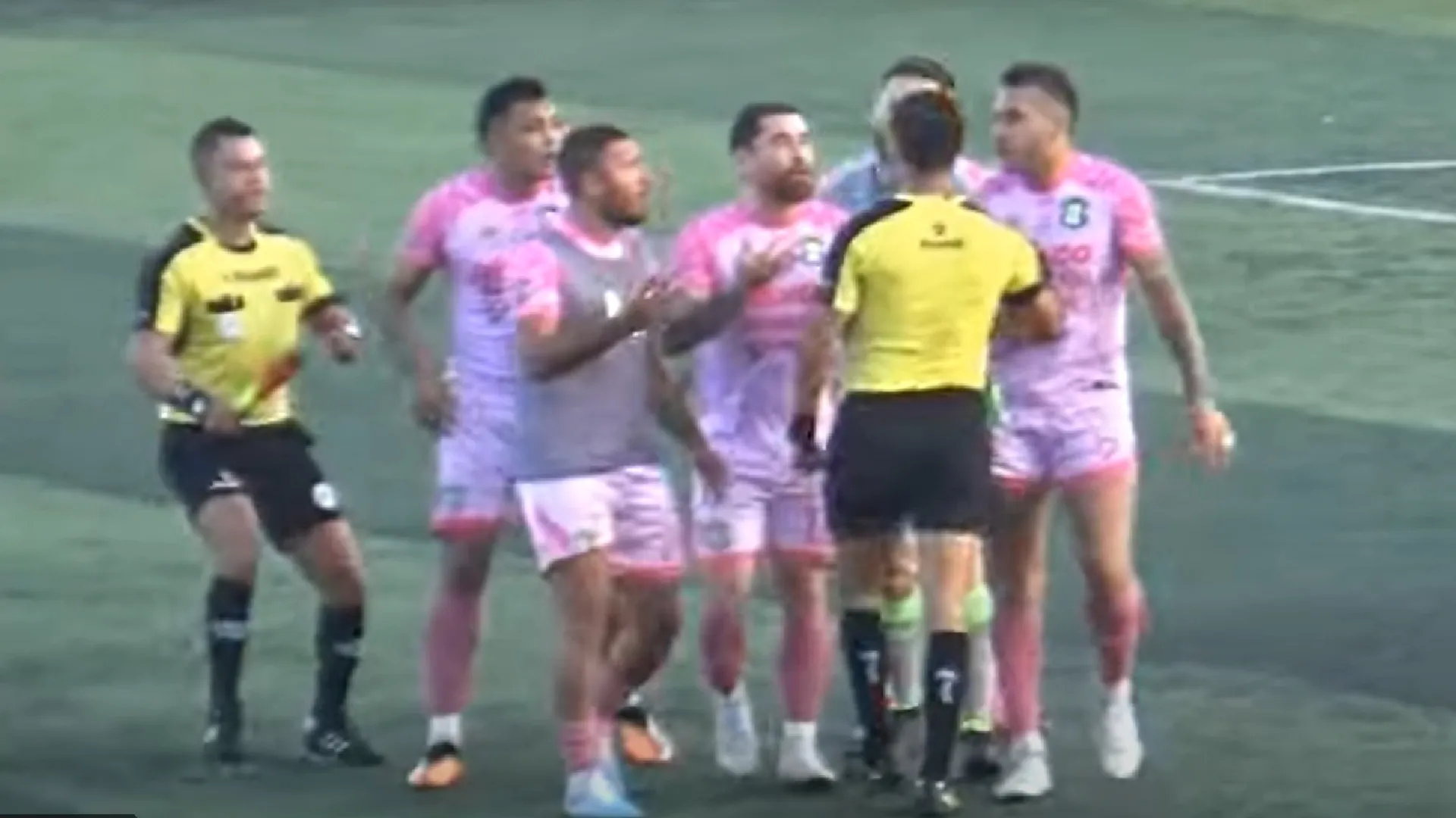 Árbitro es acusado de agredir a un futbolista en la Liga de Guatemala (Video)