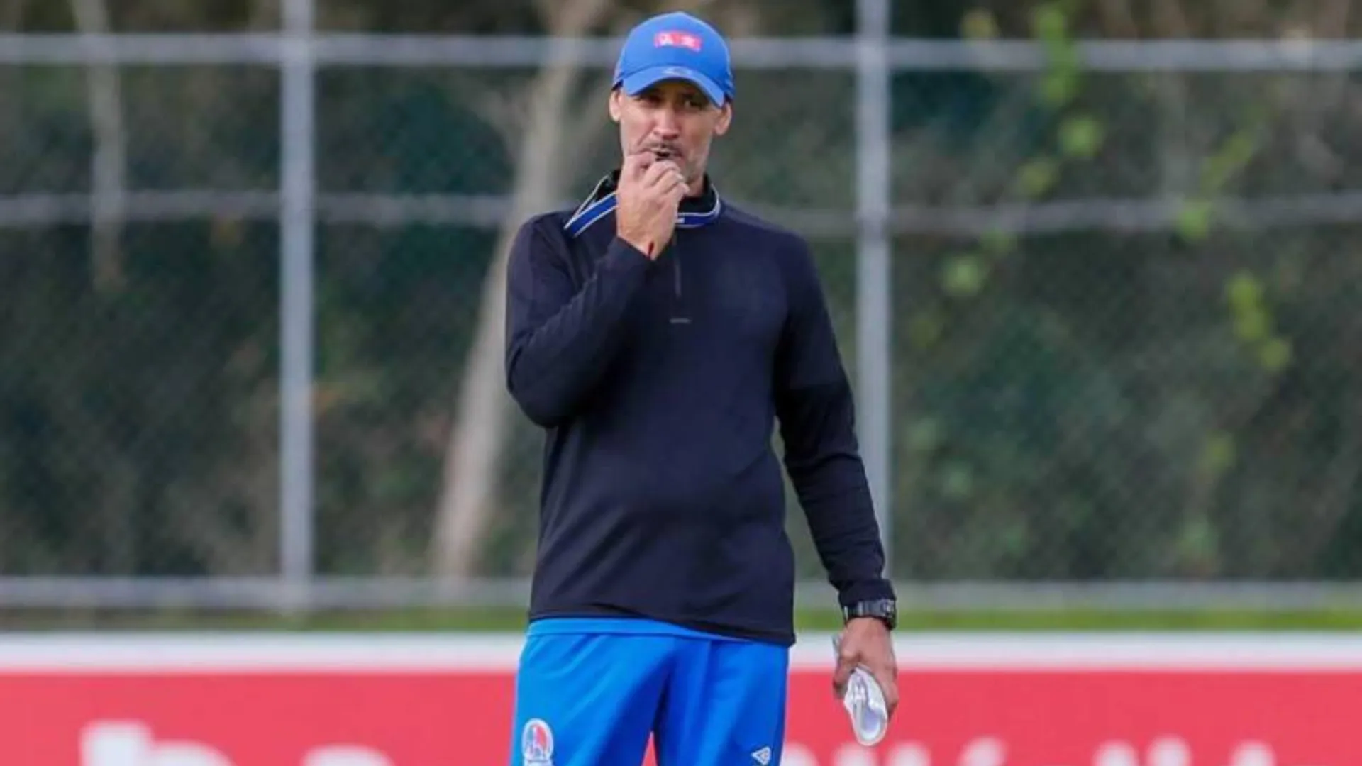 Dos bajas de peso y un alta: el rompecabezas de Eduardo Espinel para el clásico