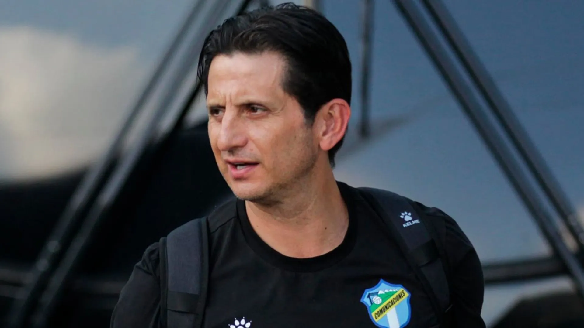 Ronald González en Comunicaciones.