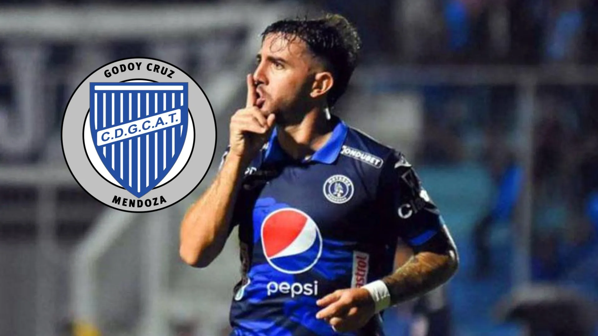 Agustin Auzmendi con la camisa de Motagua y el escudo de Godoy Cruz su nuevo equipo.