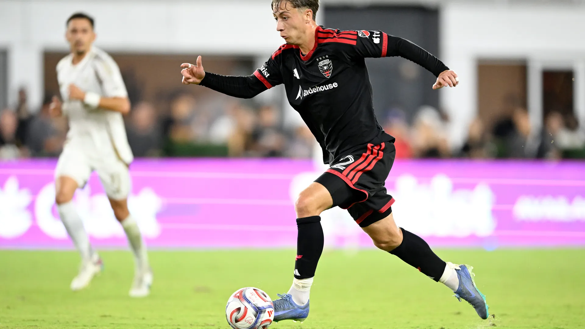 Nathan Ordaz, en acción con DC United.