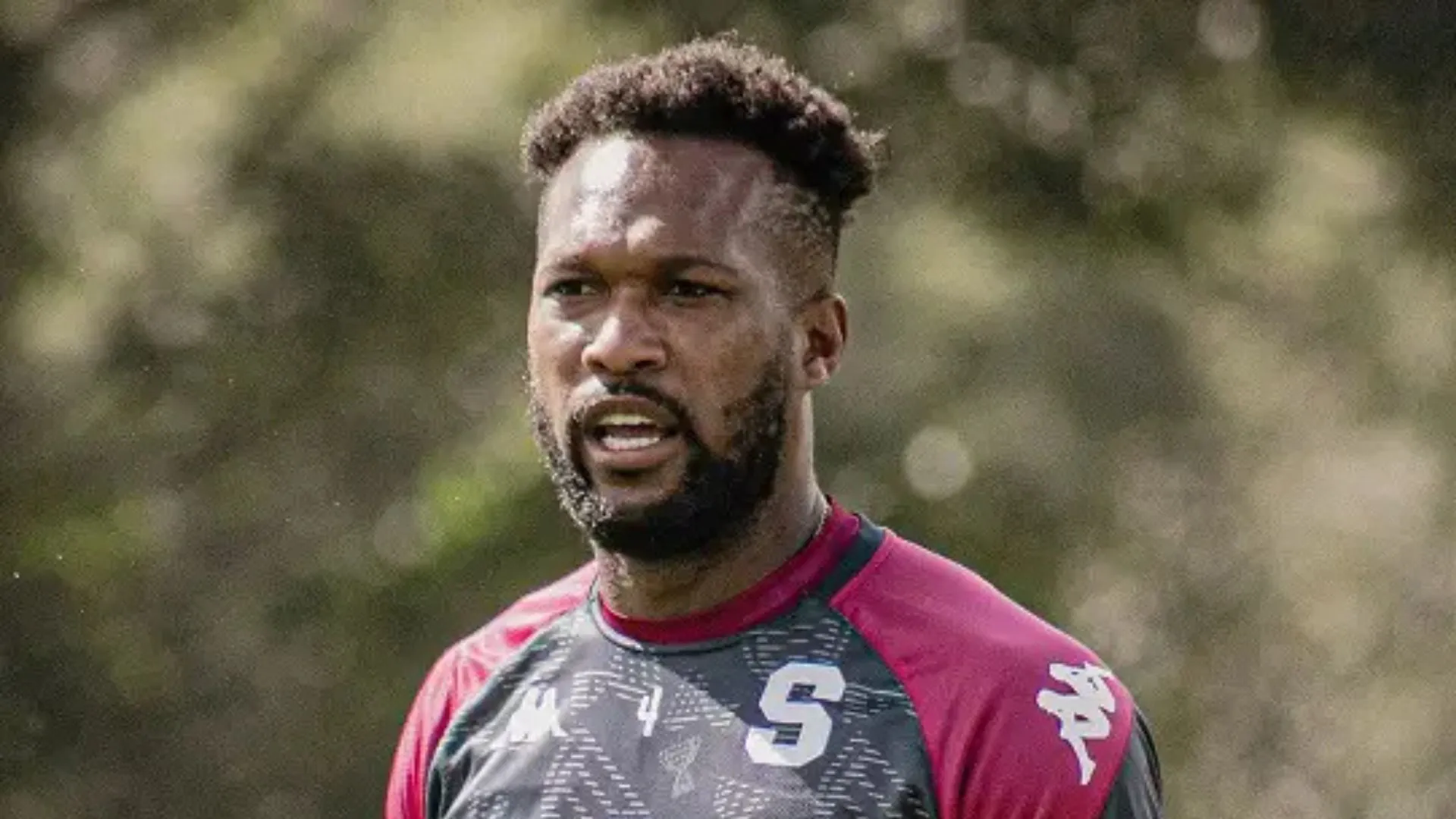 Kendall Waston en el entrenamiento de Saprissa.