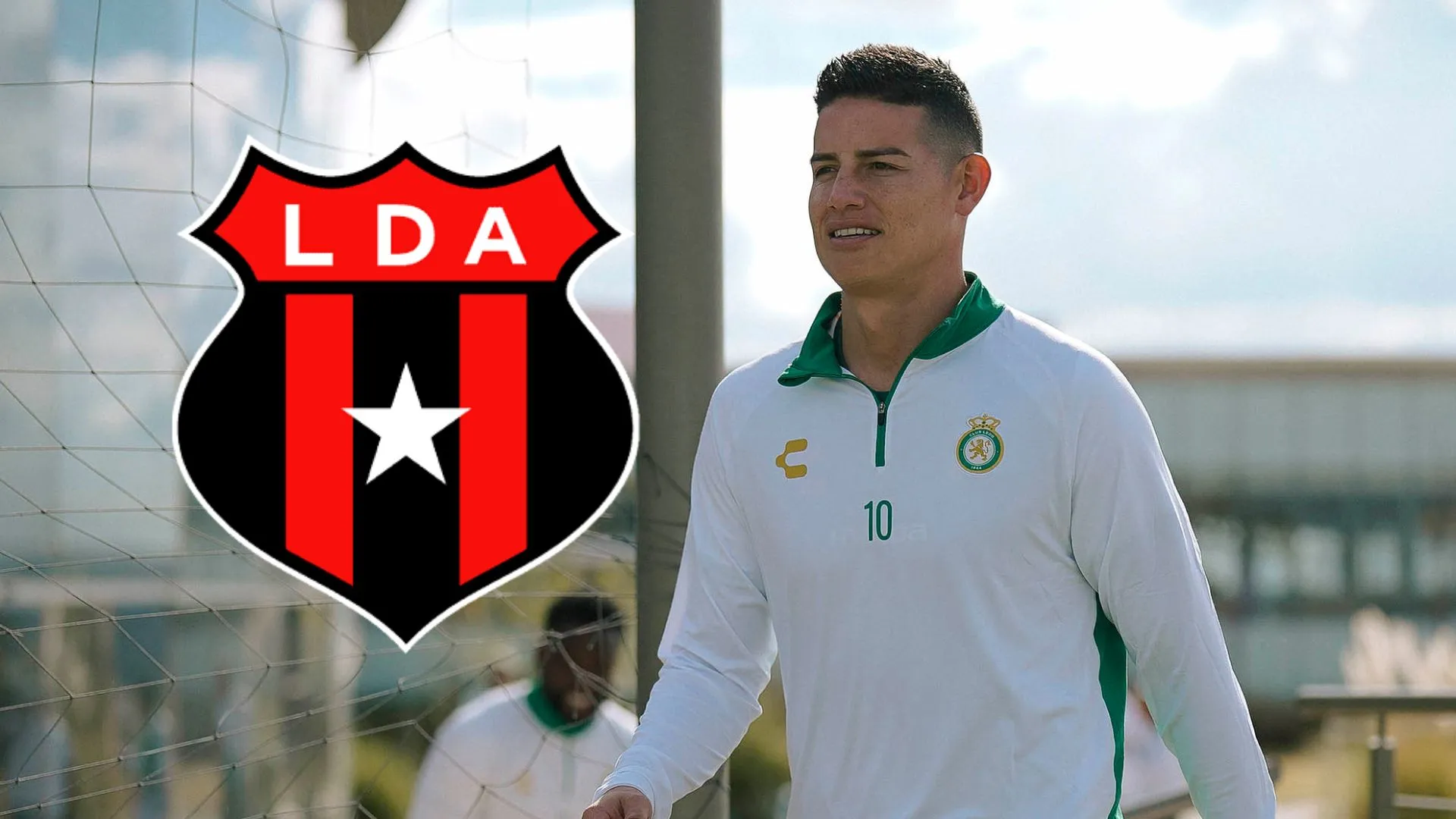 James Rodríguez con la ropa de León, su nuevo equipo, y el escudo de la Liga Deportiva Alajuelense.