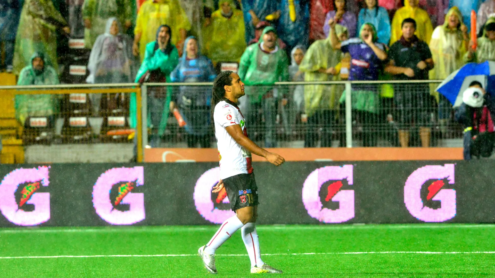 "Estaba loco": Jonathan McDonald da detalles inéditos de su peor error en Alajuelense