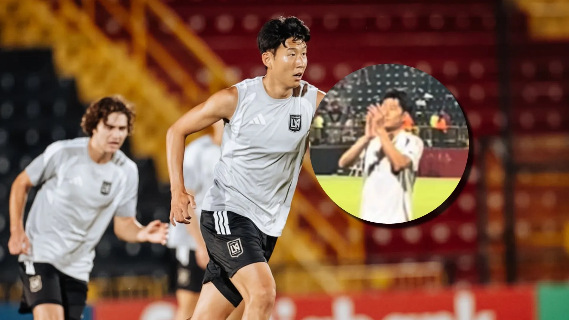 Gran gesto de Son con la afición de Alajuelense.